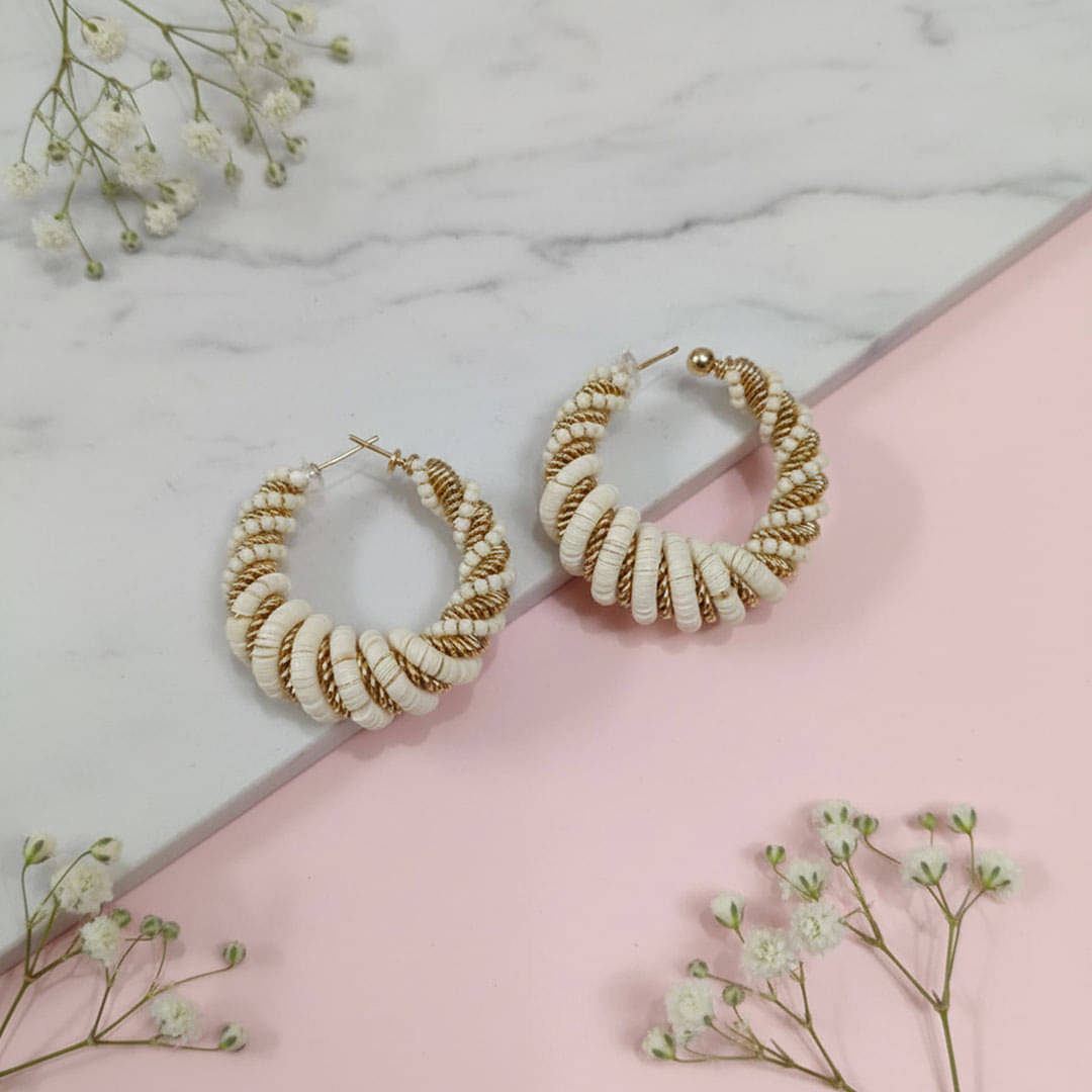     			Nooraa Off White Hoops Earrings ( Pack of 1 )