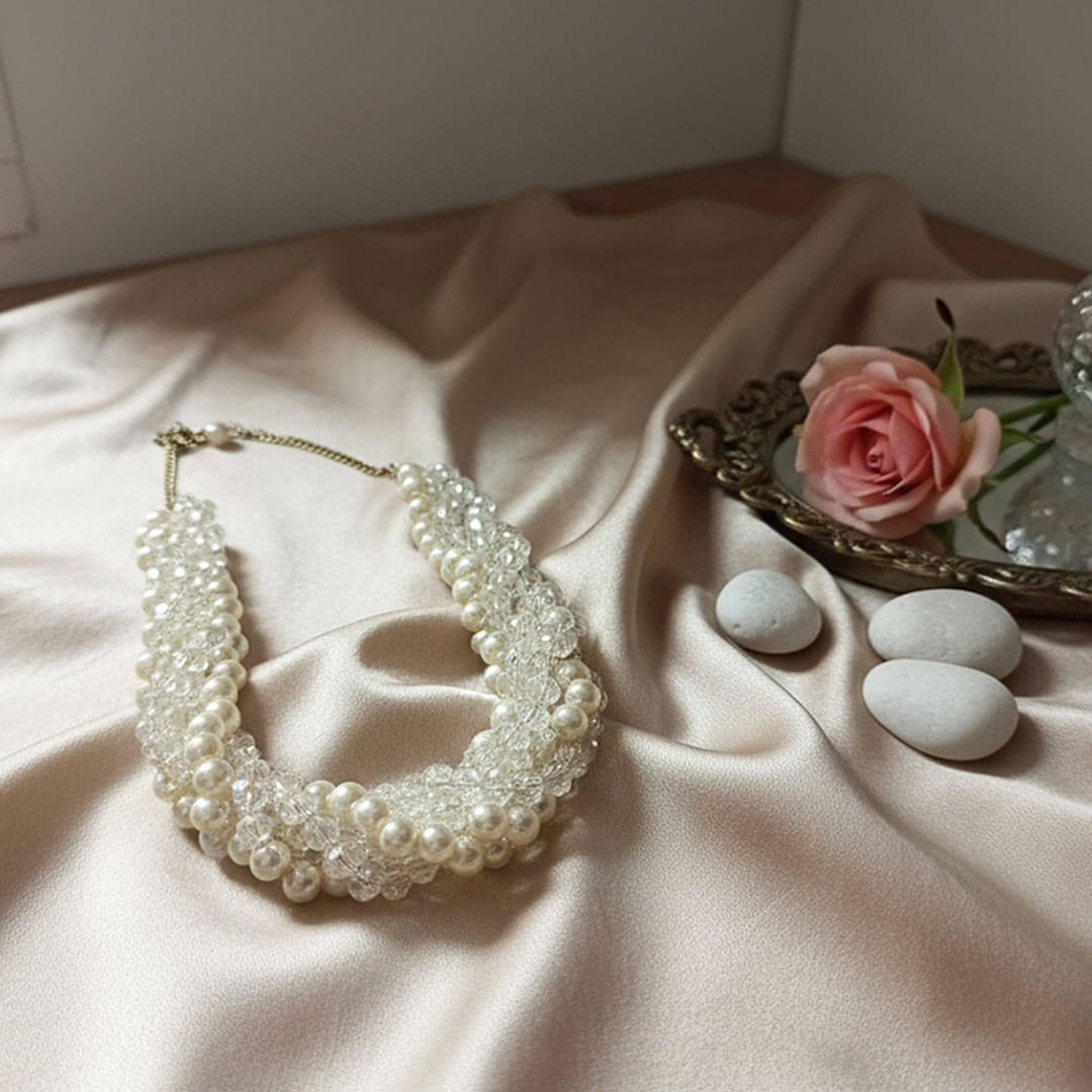     			Nooraa White Pearls Necklace ( Pack of 1 )