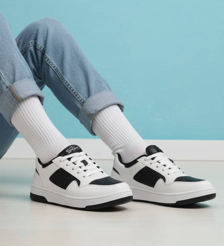     			Akiko Csera White Men's Sneakers