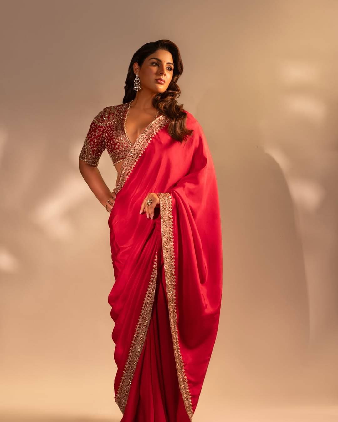 JULEE Silk Blend Embroidered Regular Saree With Unstitched Blouse Piece ( Red ) JULEE Silk Blend Embroidered Regular Saree With Unstitched Blouse Piece ( Red )