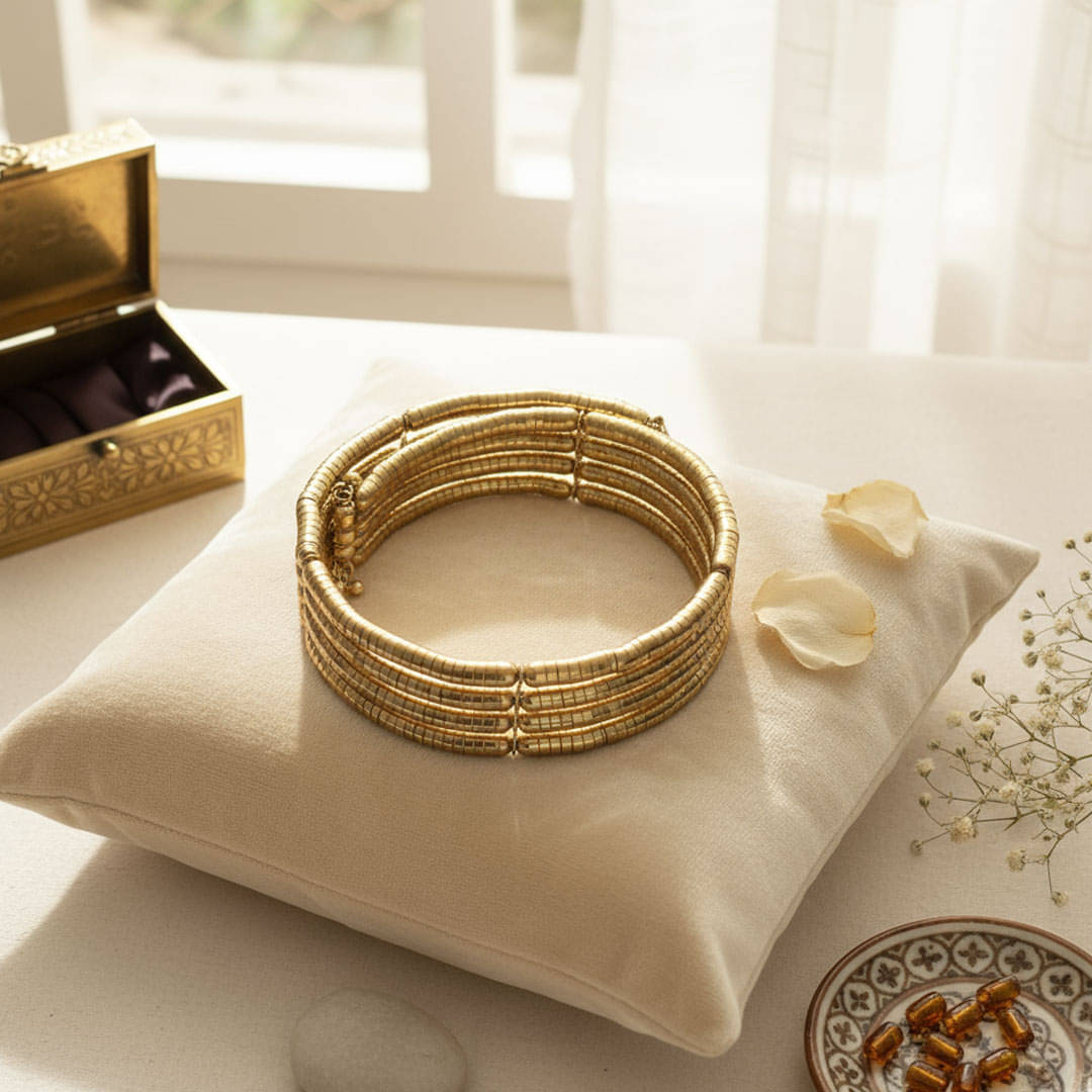     			Nooraa Golden Metal Necklace ( Pack of 1 )