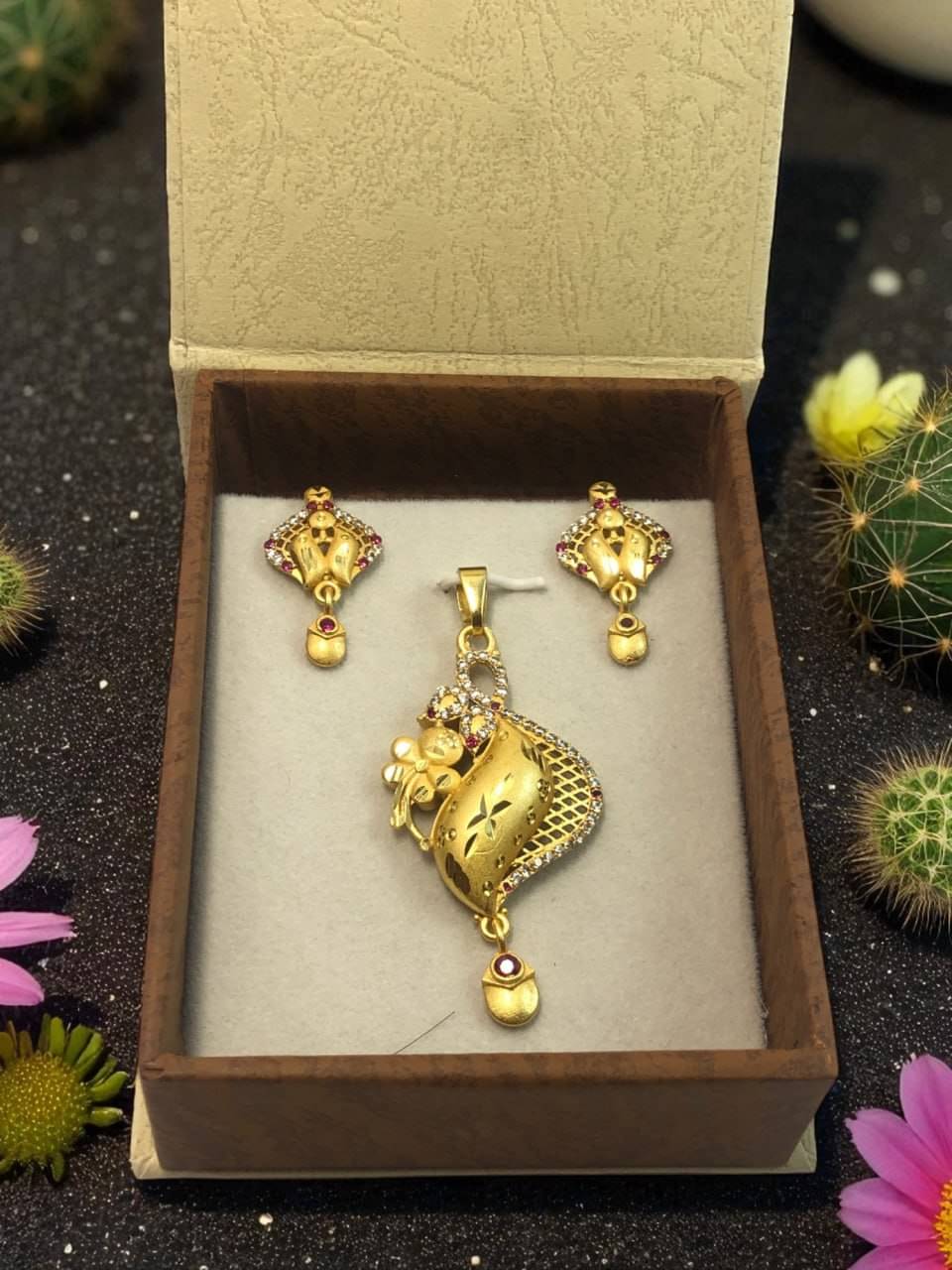     			Seora Gold Pendant set ( Pack of 1 )