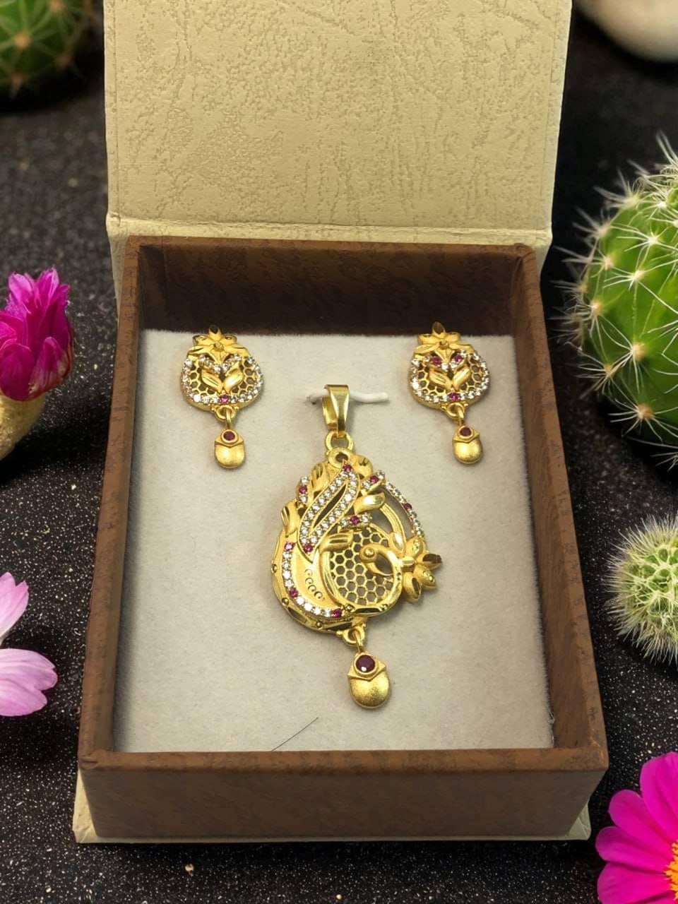     			Seora Gold Pendant set ( Pack of 1 )