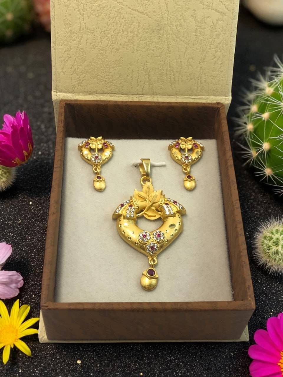     			Seora Gold Pendant set ( Pack of 1 )
