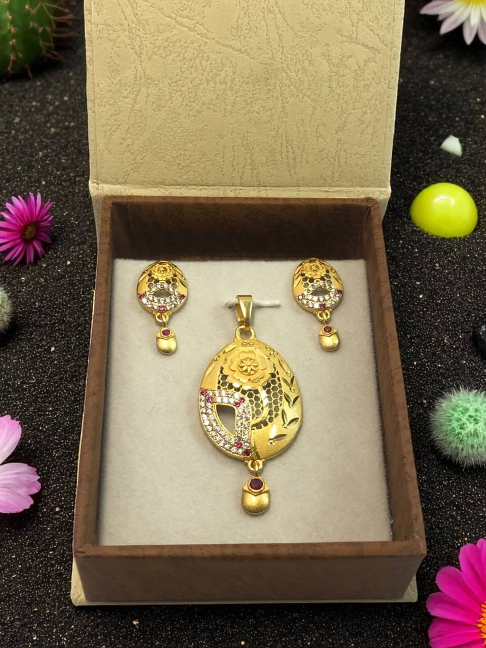 Seora Gold Pendant set ( Pack of 1 ) Seora Gold Pendant set ( Pack of 1 )