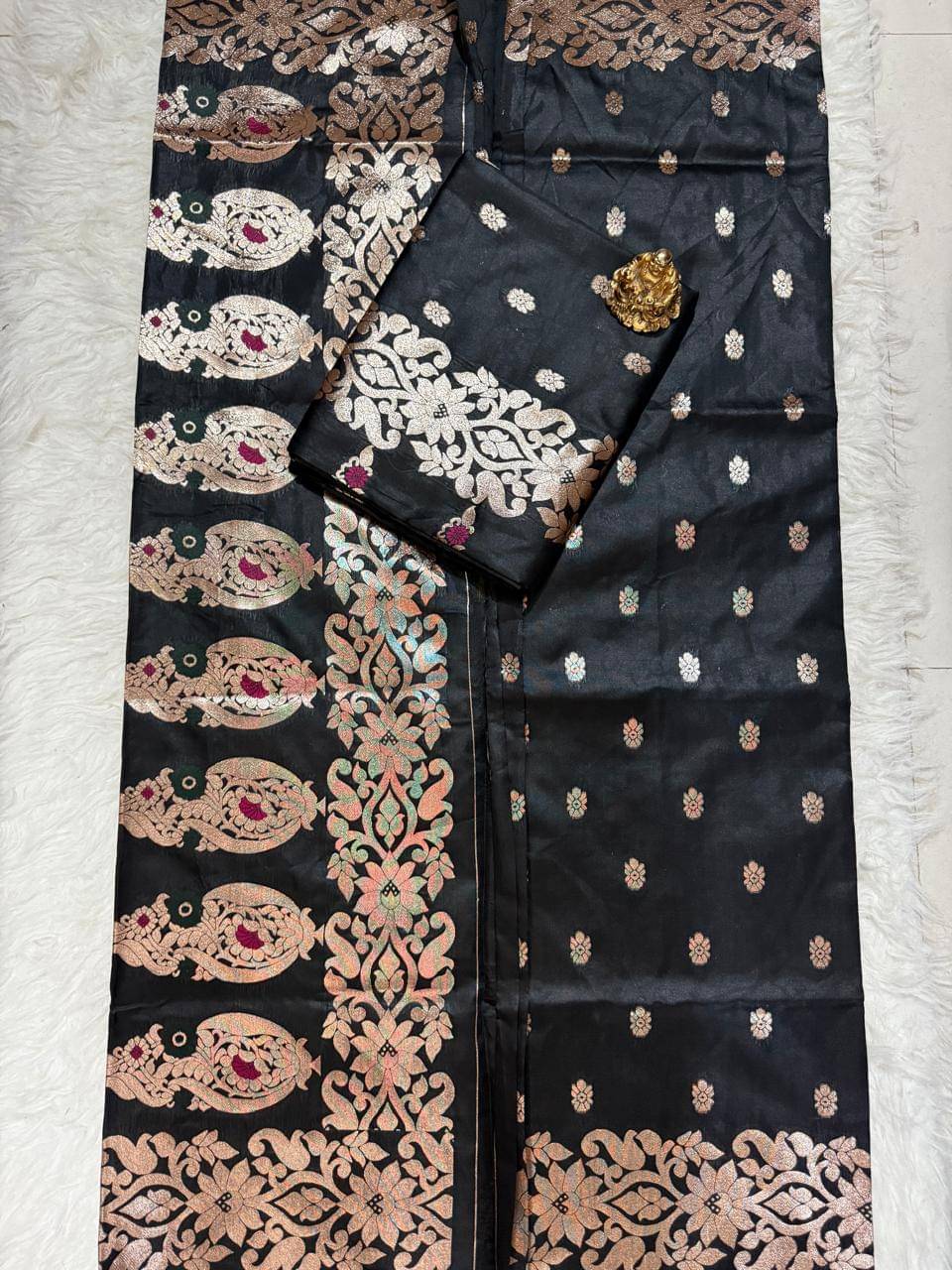 HOUSEOFDREAM Art Silk Embroidered Banarasi saree With Unstitched Blouse Piece ( Black ) HOUSEOFDREAM Art Silk Embroidered Banarasi saree With Unstitched Blouse Piece ( Black )