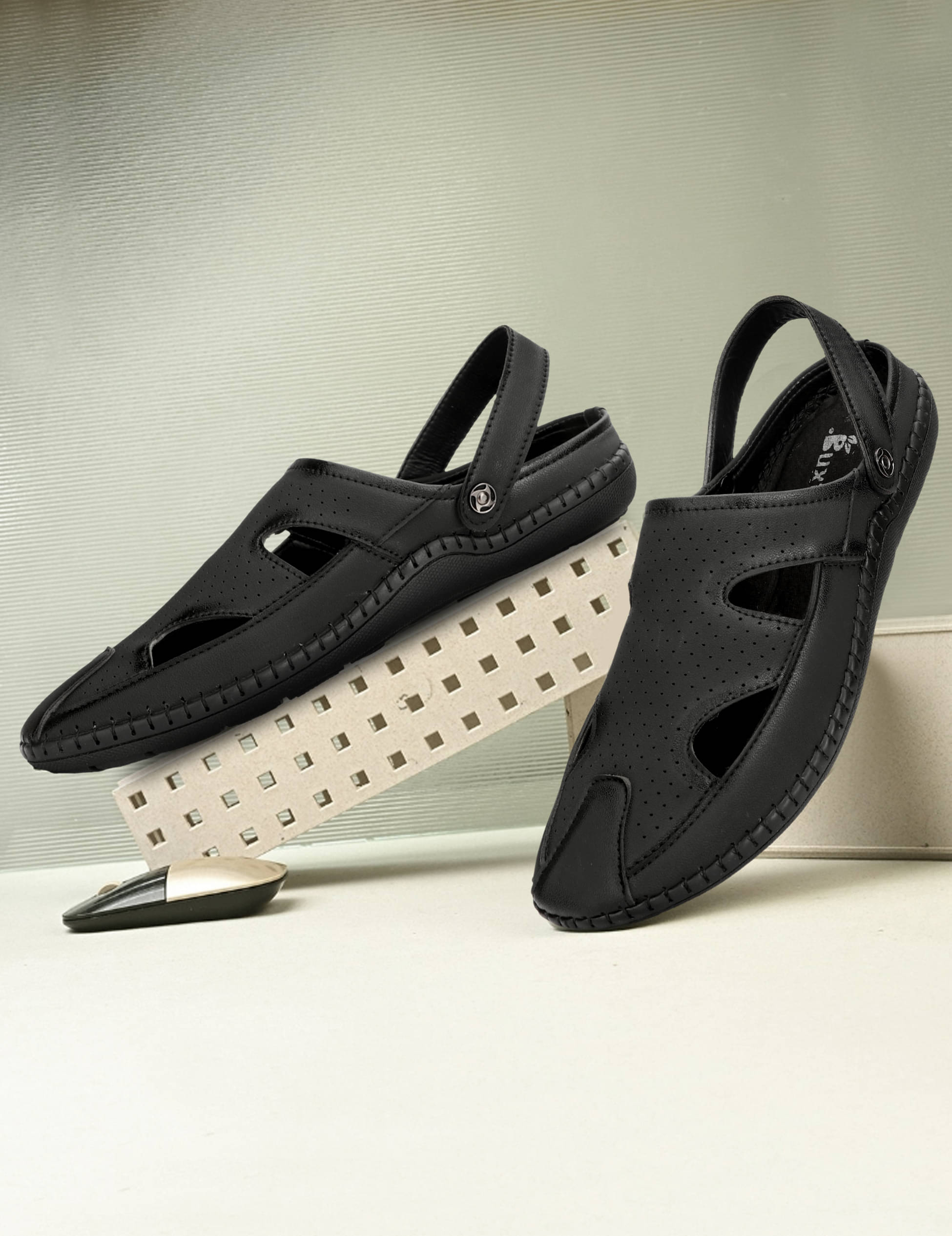     			Buxton - Black Men's Sandals