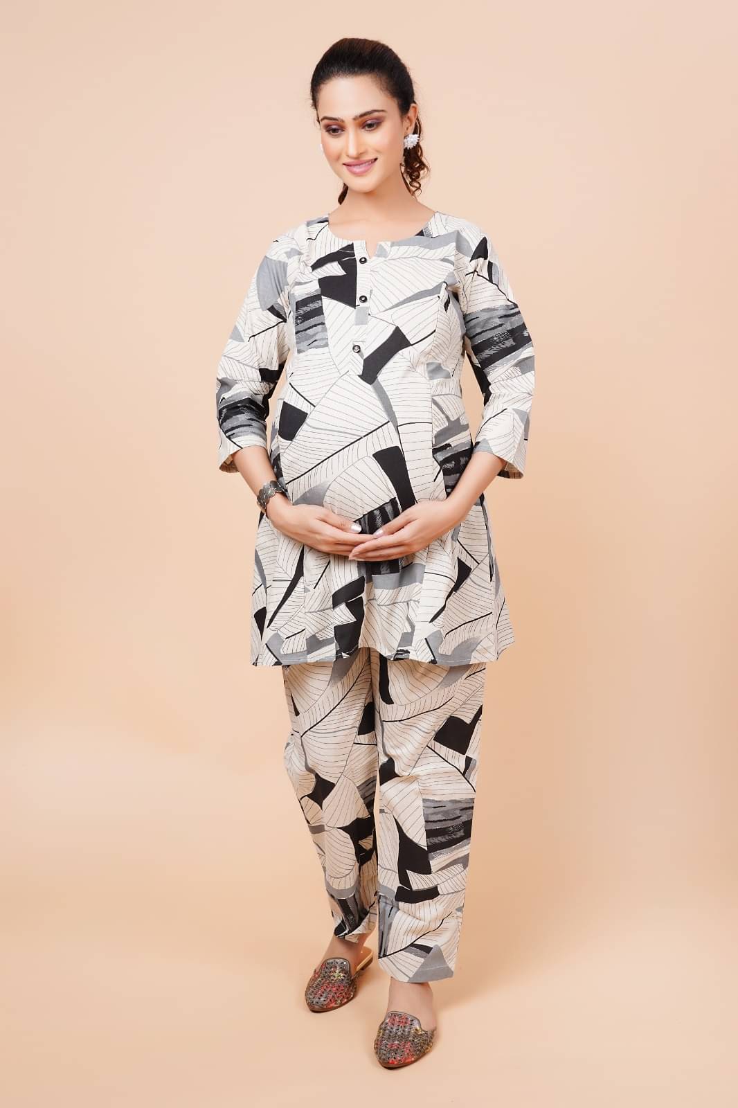 GENERIC SAURABH ENTERPRISES Rayon Printed Women Maternity Kurti with Pyjama ( Off White ) GENERIC SAURABH ENTERPRISES Rayon Printed Women Maternity Kurti with Pyjama ( Off White )