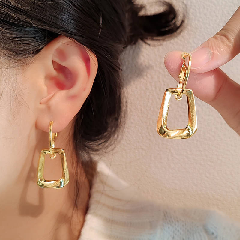     			Yugosmile Golden Drop Earrings ( Pack of 1 )