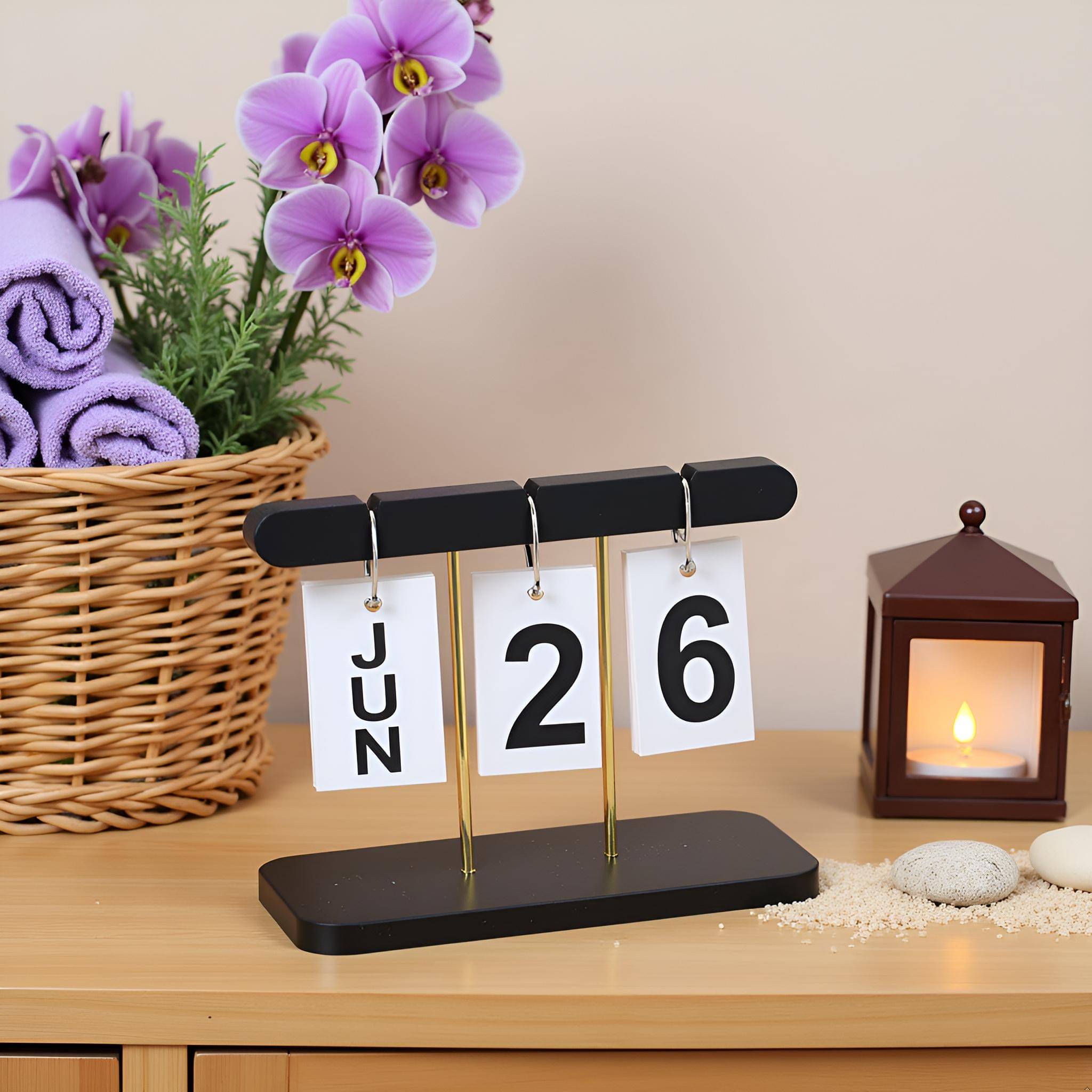 3MADS Modern perpetual desk calendar with black metal stand 3MADS Modern perpetual desk calendar with black metal stand