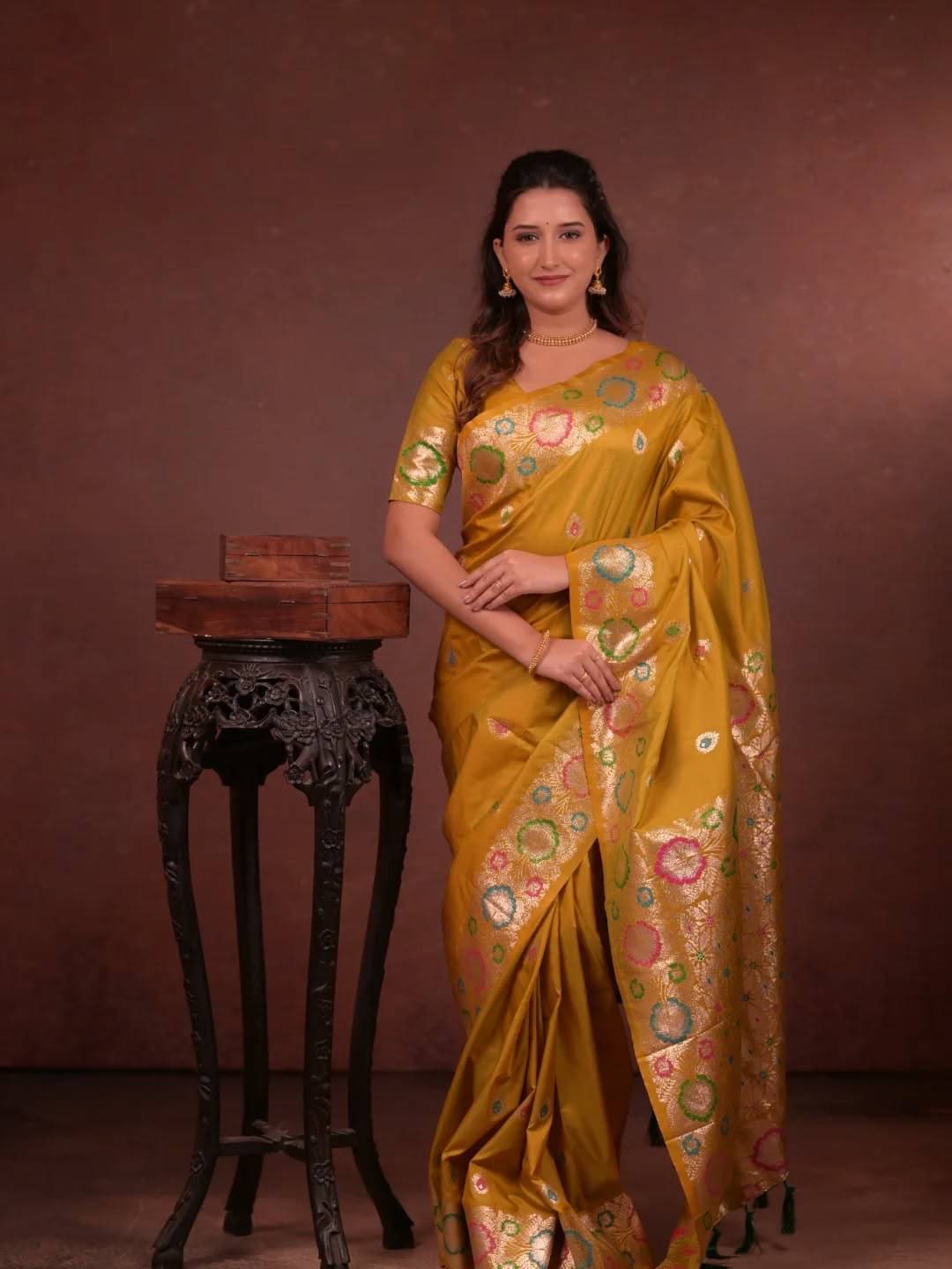 ISARA Art Silk Solid Banarasi saree With Unstitched Blouse Piece ( Gold ) ISARA Art Silk Solid Banarasi saree With Unstitched Blouse Piece ( Gold )