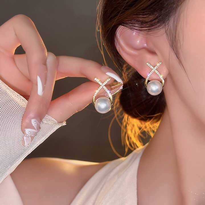     			Adornity Gold Stud Earrings ( Pack of 1 )