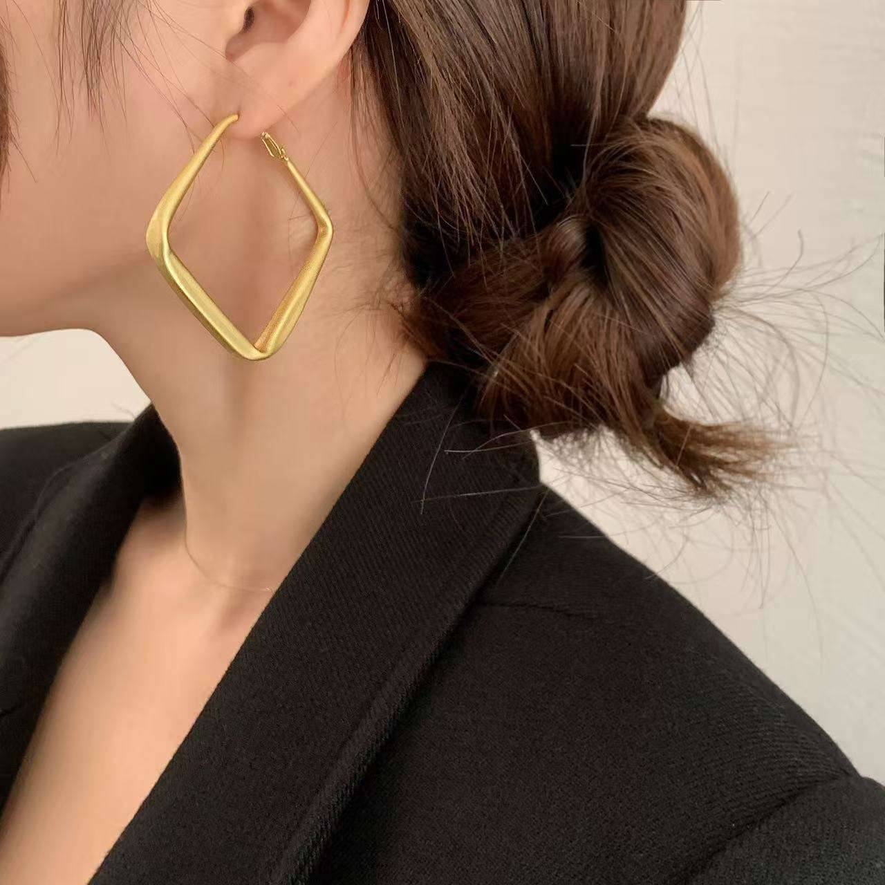     			Adornity Gold Stud Earrings ( Pack of 1 )