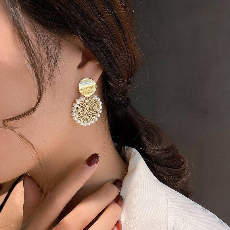     			Adornity Gold Stud Earrings ( Pack of 1 )