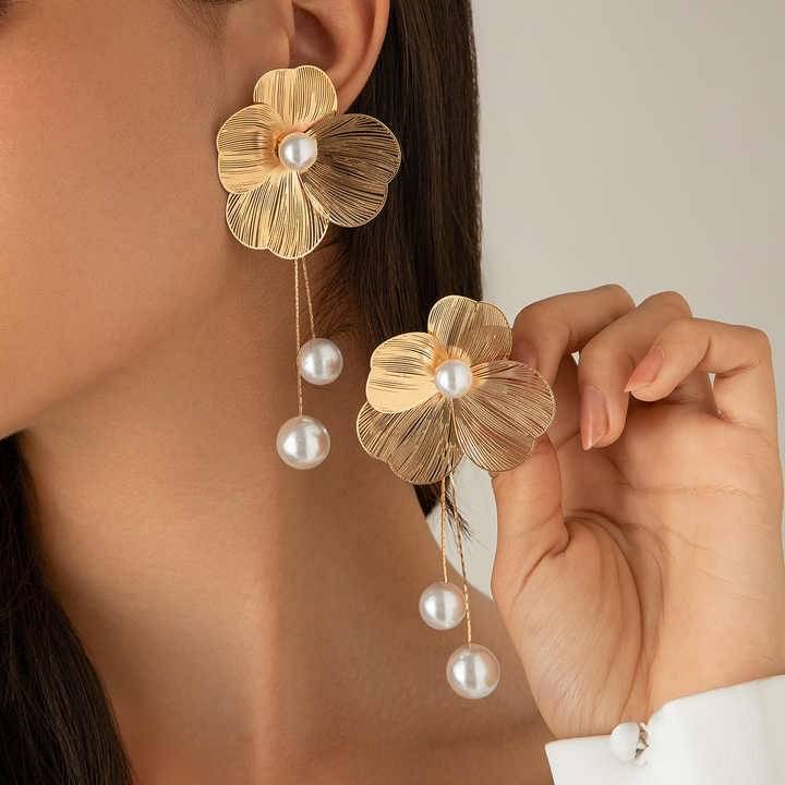     			Adornity Gold Stud Earrings ( Pack of 1 )