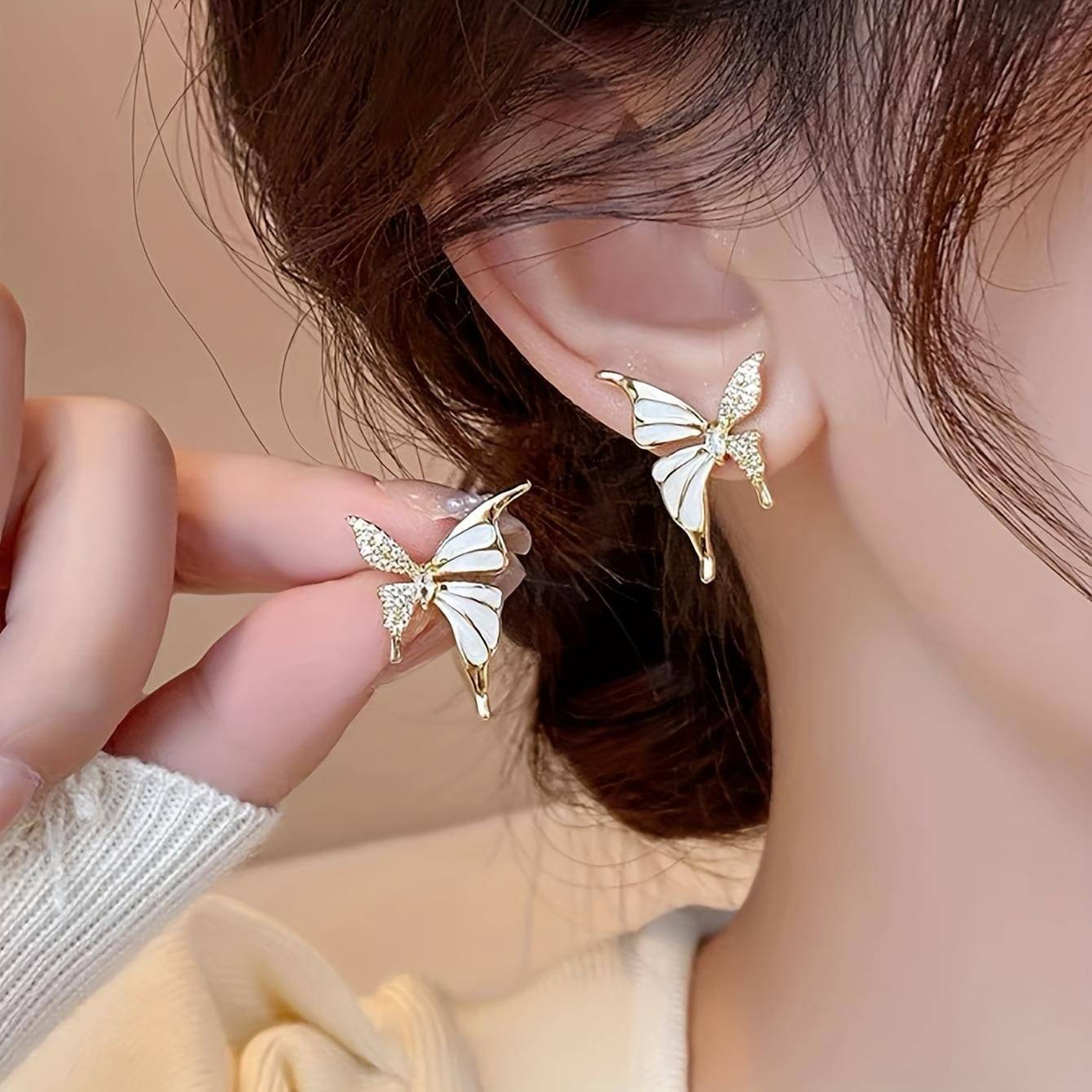     			Adornity Gold Stud Earrings ( Pack of 1 )