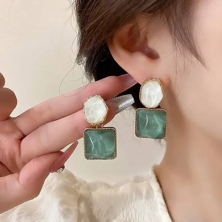     			Adornity Green Stud Earrings ( Pack of 1 )