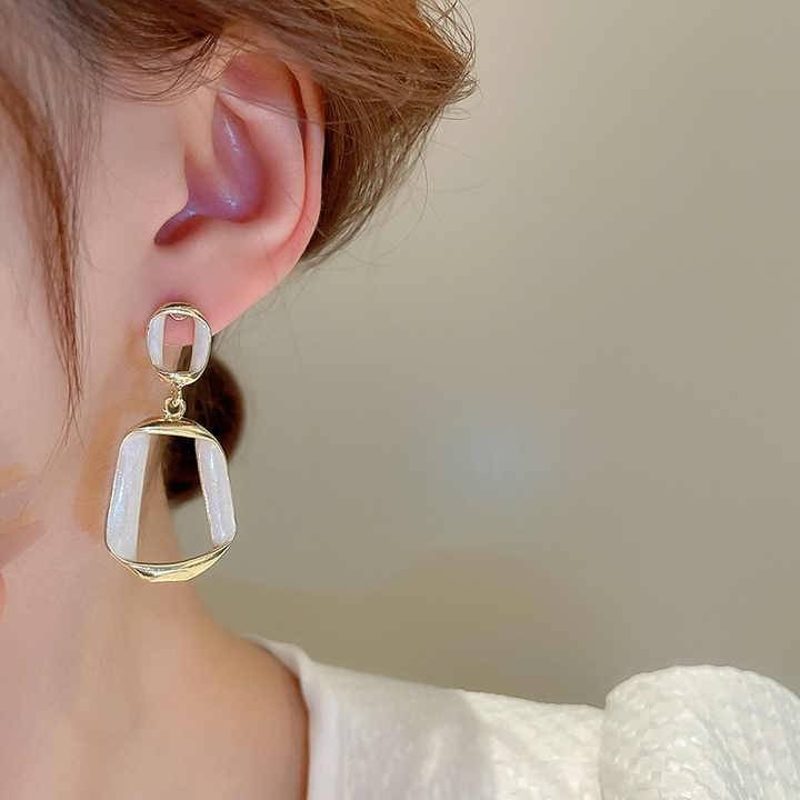     			Adornity White Stud Earrings ( Pack of 1 )