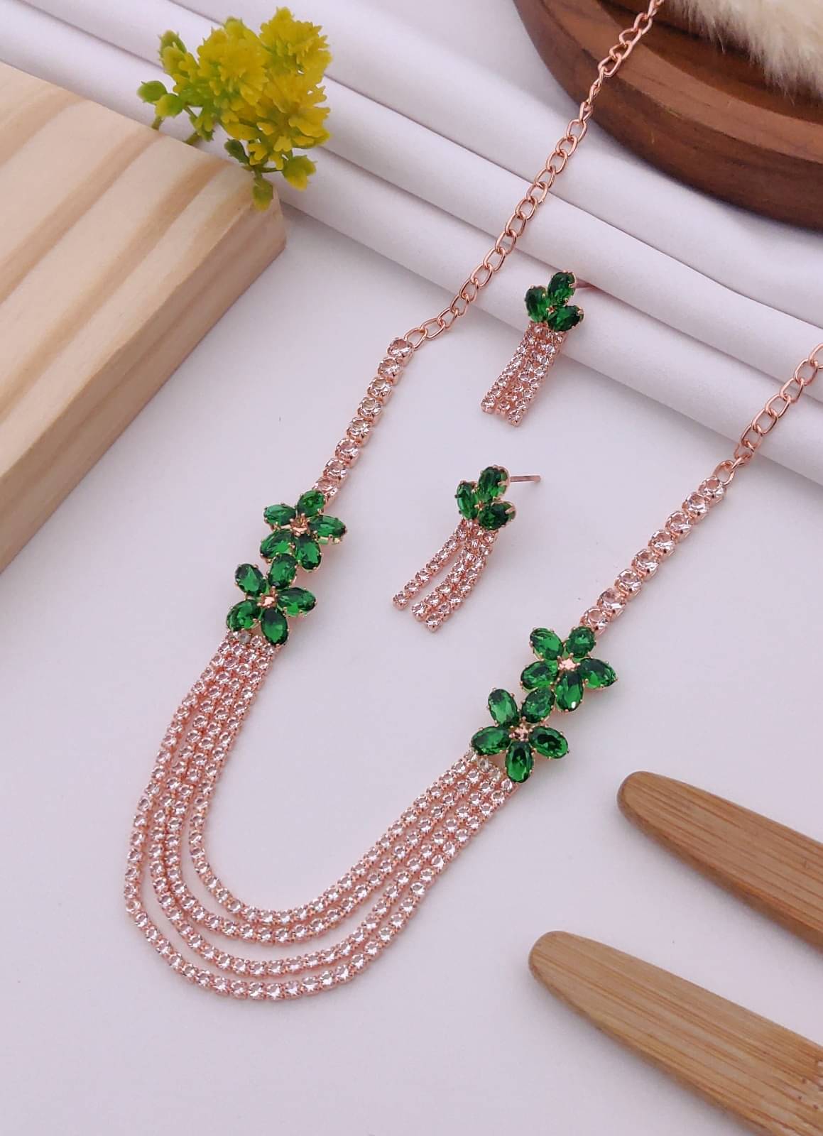     			OCHORI Green Brass Necklace Set ( Pack of 1 )