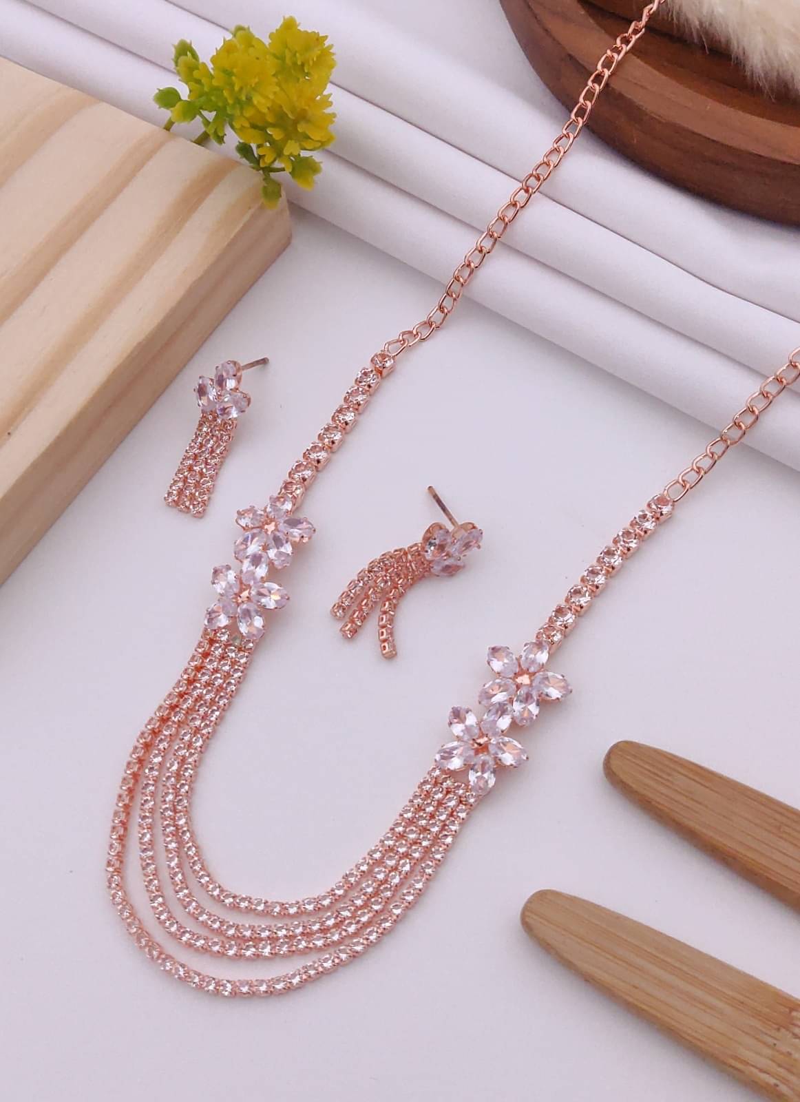     			OCHORI White Brass Necklace Set ( Pack of 1 )