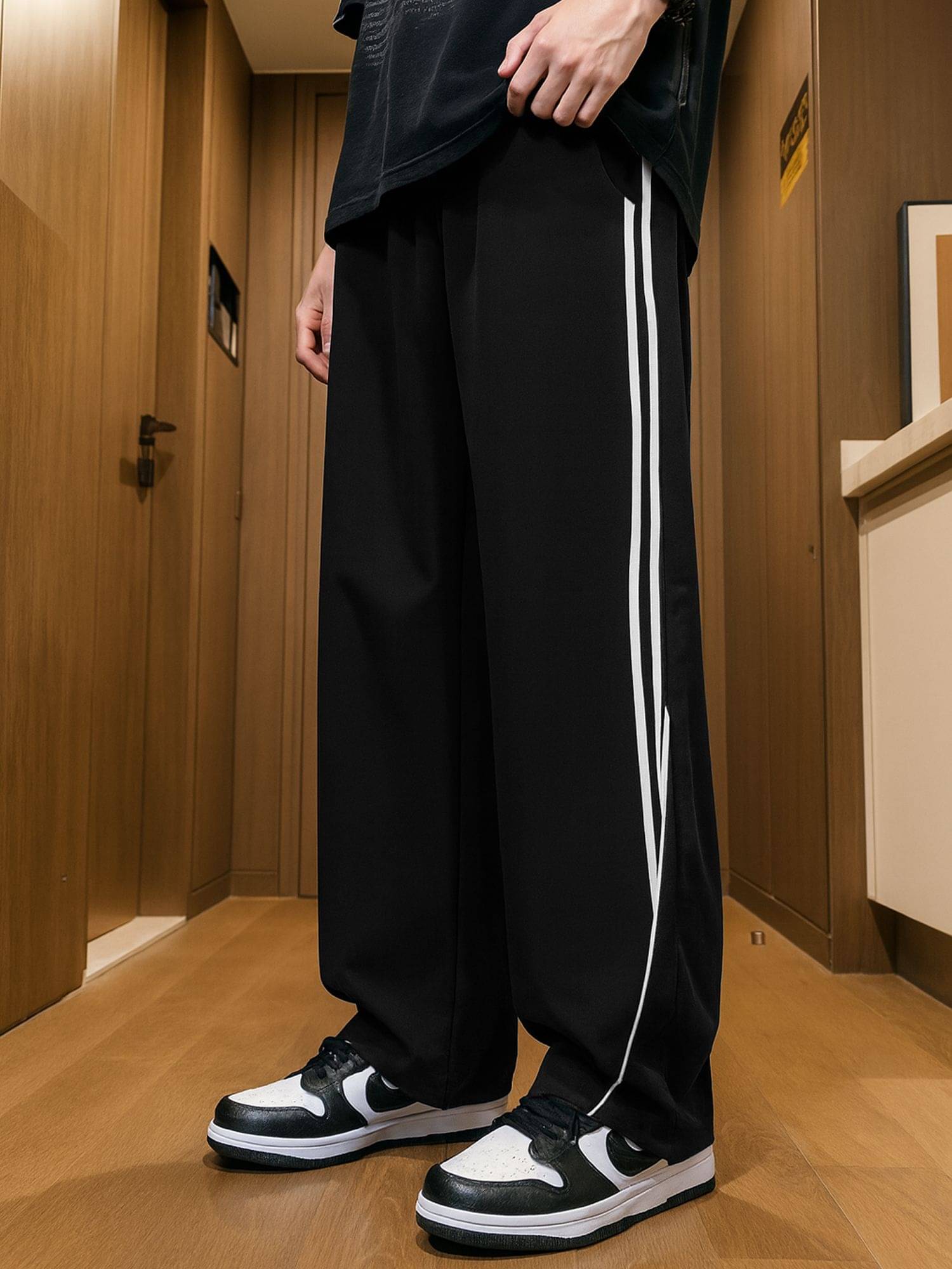 JUMP CUTS Black Polyester Men's Trackpants ( Pack of 1 ) JUMP CUTS Black Polyester Men's Trackpants ( Pack of 1 )