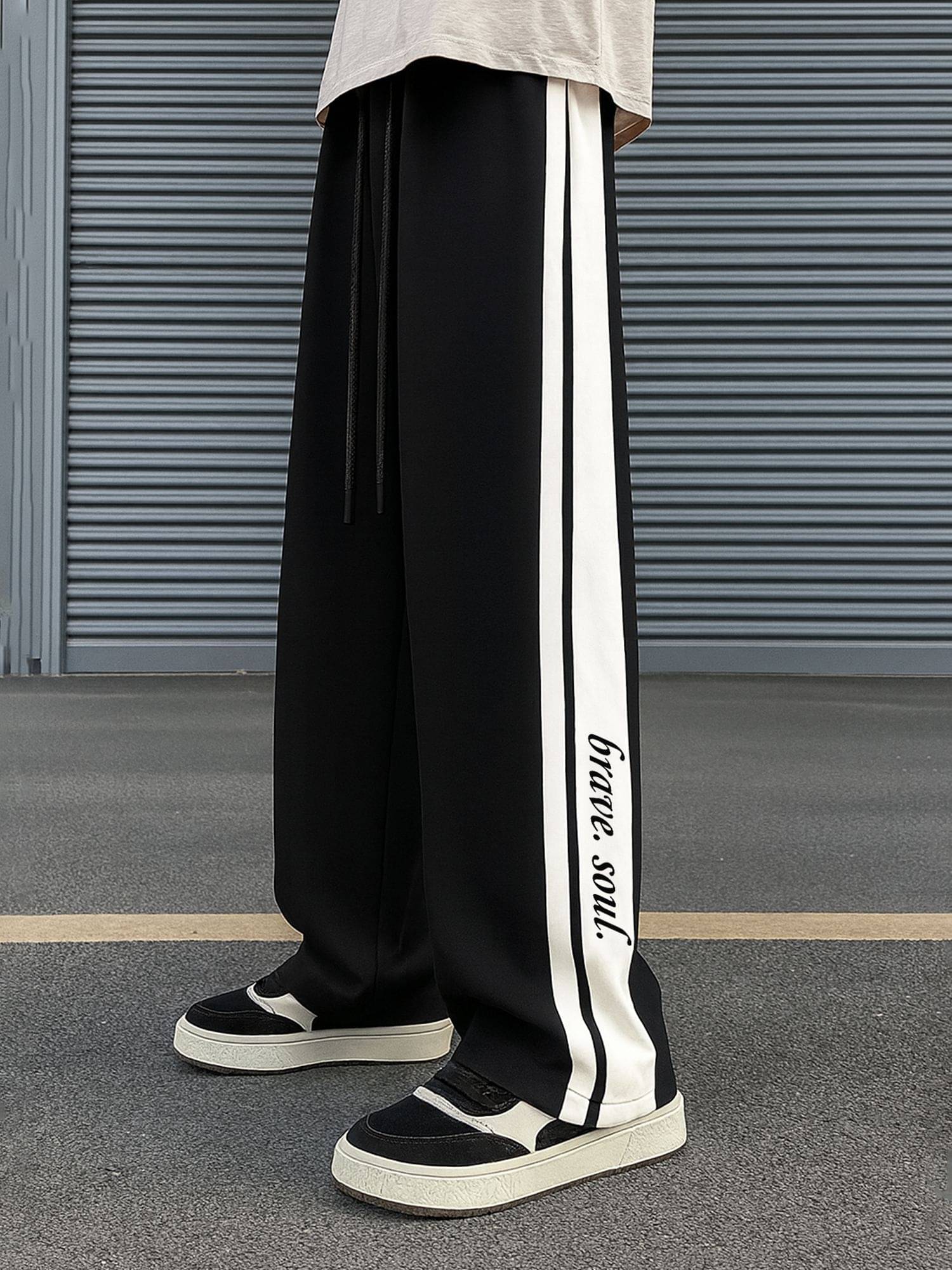 JUMP CUTS Black Polyester Men's Trackpants ( Pack of 1 )     			JUMP CUTS Black Polyester Men's Trackpants ( Pack of 1 )