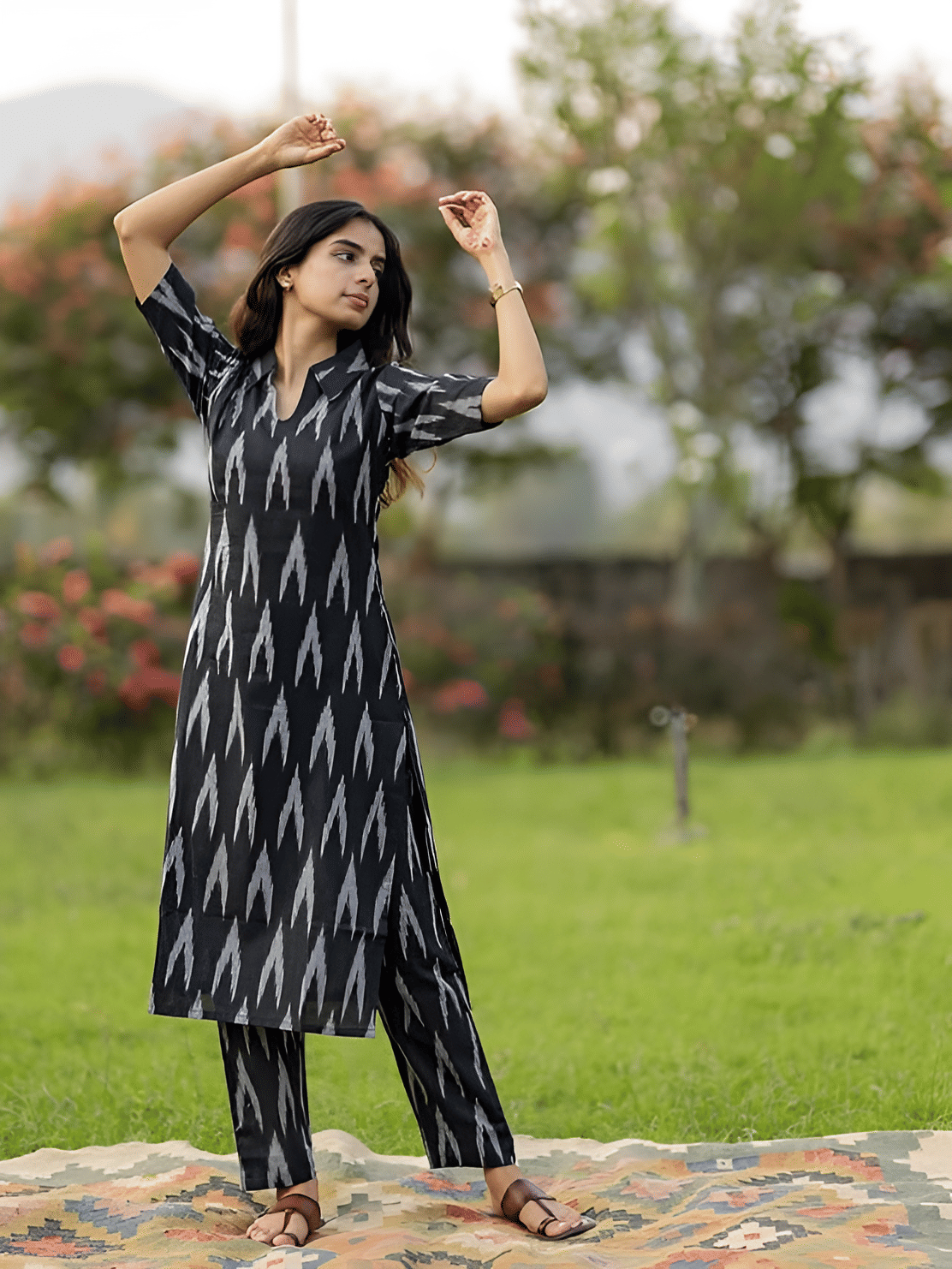 Rahigomar Women Rayon Printed A-line Kurti With Pants ( Black ) Rahigomar Women Rayon Printed A-line Kurti With Pants ( Black )