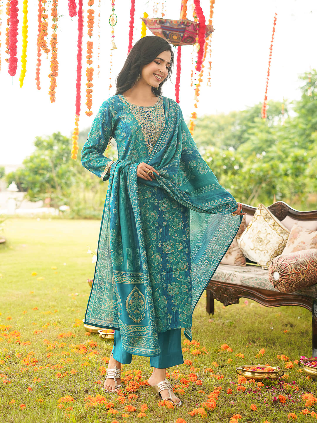 Vaamsi Women Viscose Embroidered Straight Kurti With Pants ( Blue )