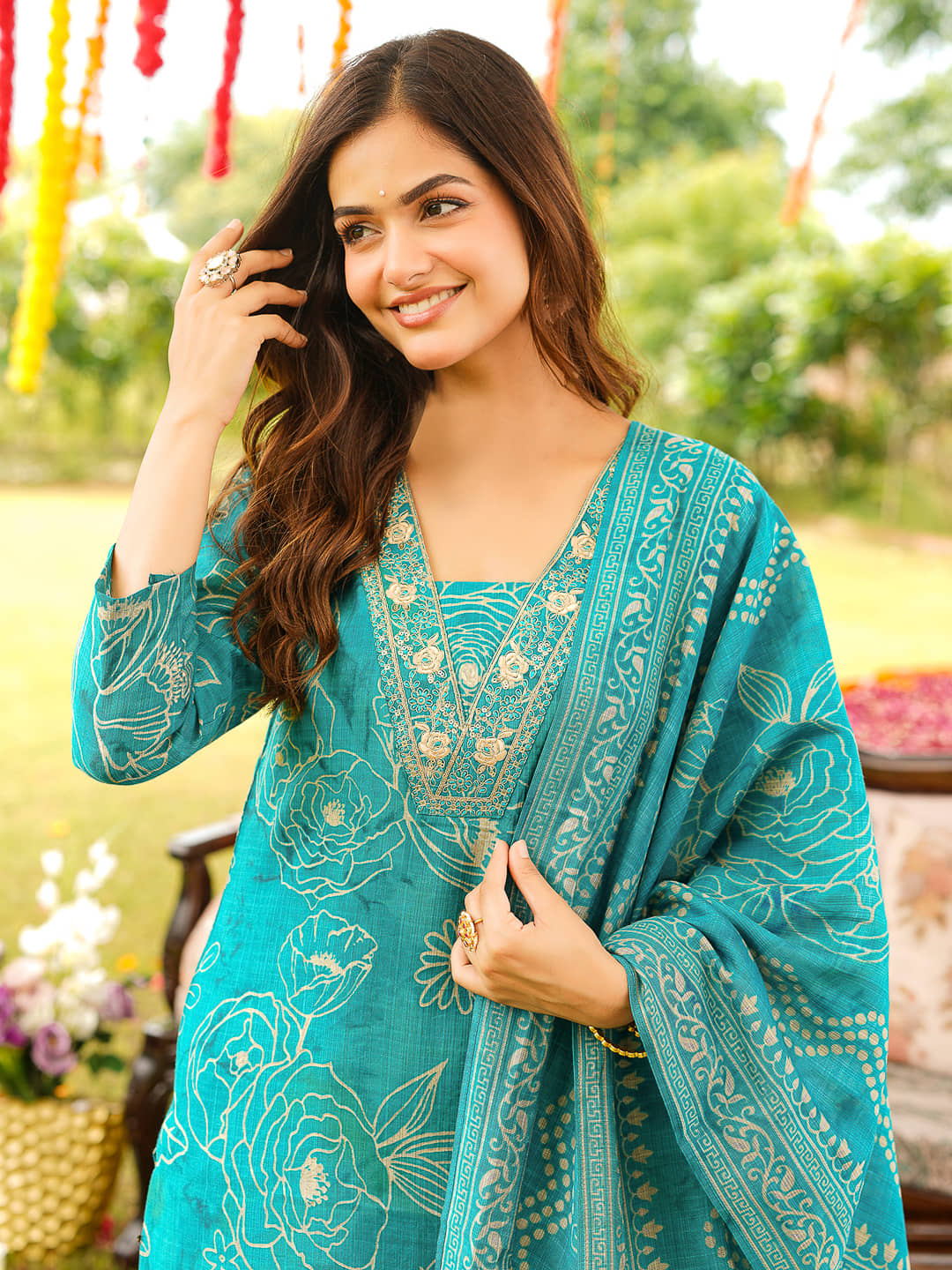 Vaamsi Women Viscose Embroidered Straight Kurti With Pants ( Blue )
