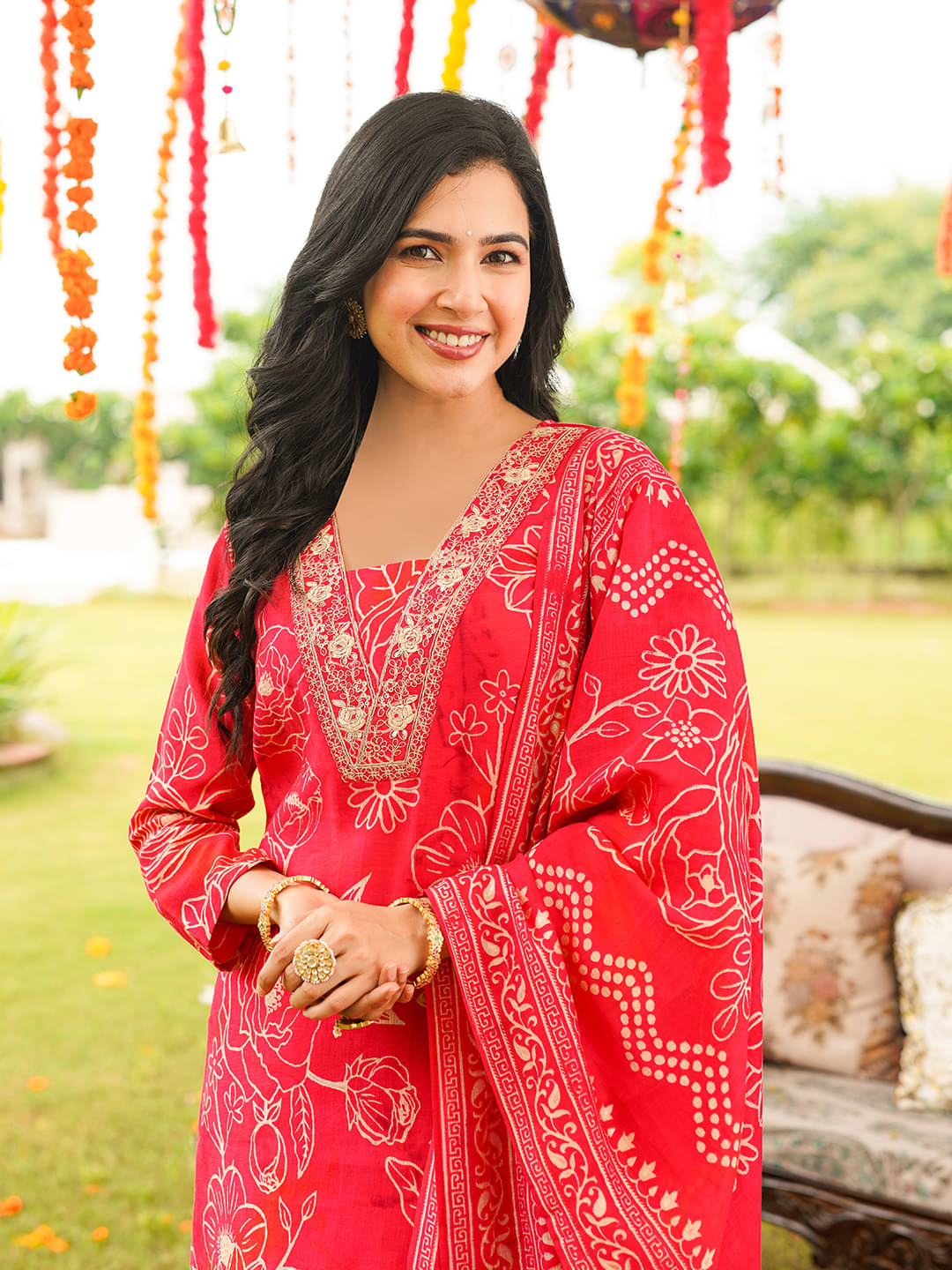 Vaamsi Women Viscose Embroidered Straight Kurti With Pants ( Red )     			Vaamsi Women Viscose Embroidered Straight Kurti With Pants ( Red )