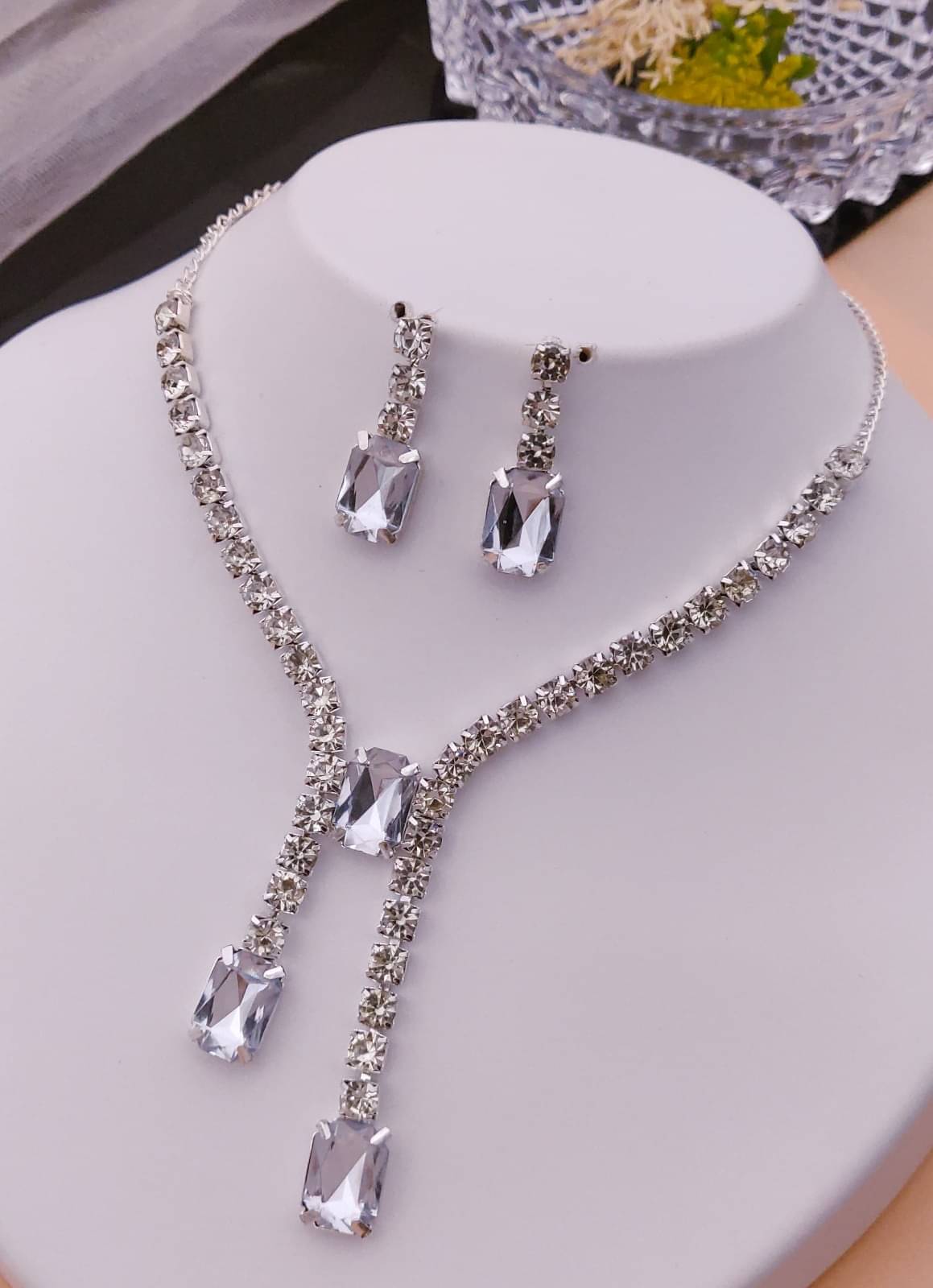     			Generic White Alloy Necklace Set ( Pack of 1 )