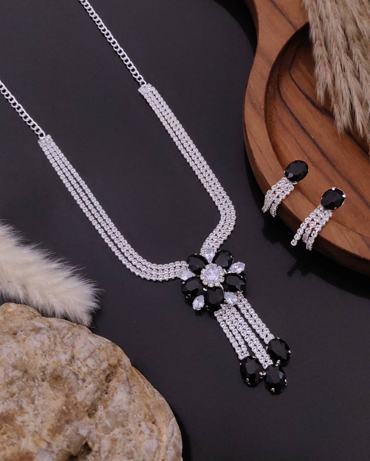     			OCHORI Black Brass Necklace Set ( Pack of 1 )