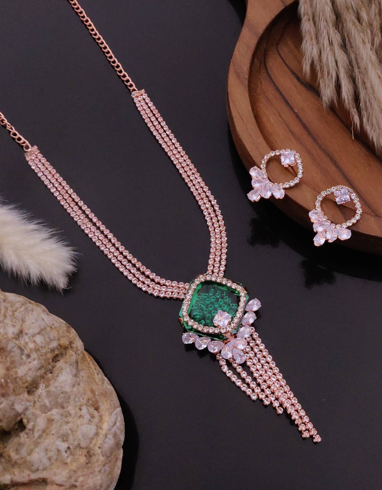     			OCHORI Green Brass Necklace Set ( Pack of 1 )