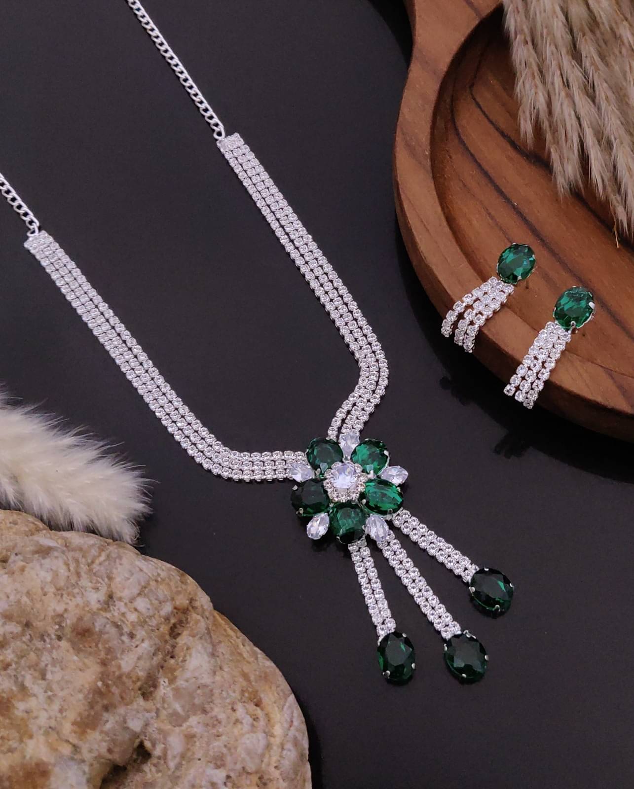     			OCHORI Green Brass Necklace Set ( Pack of 1 )