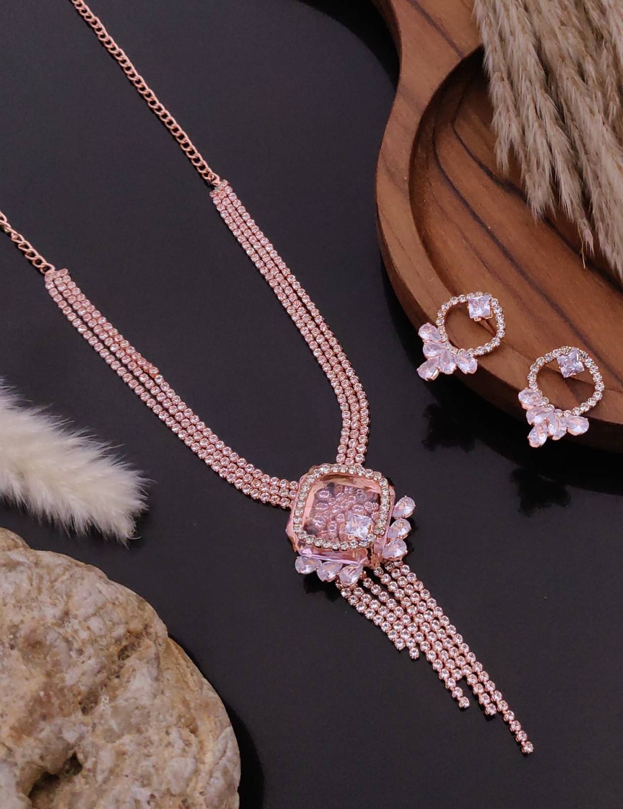     			OCHORI Pink Brass Necklace Set ( Pack of 1 )