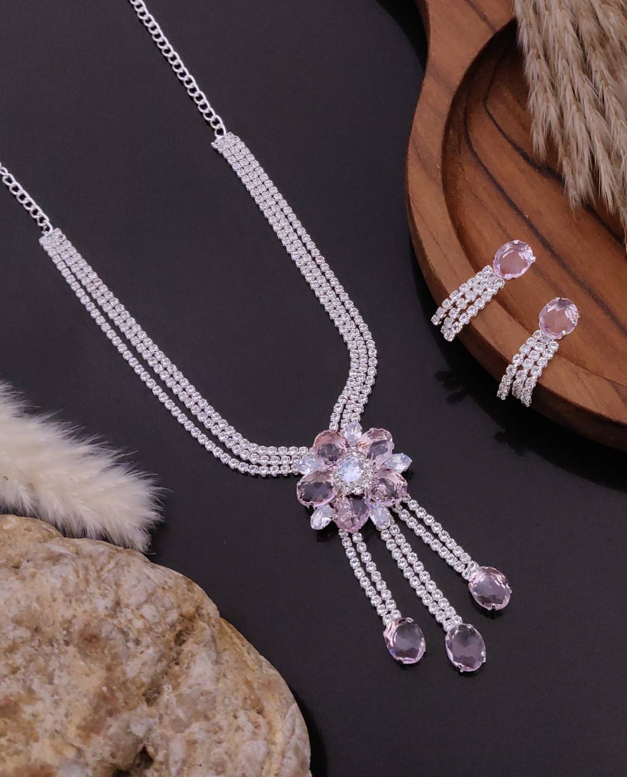     			OCHORI Pink Brass Necklace Set ( Pack of 1 )