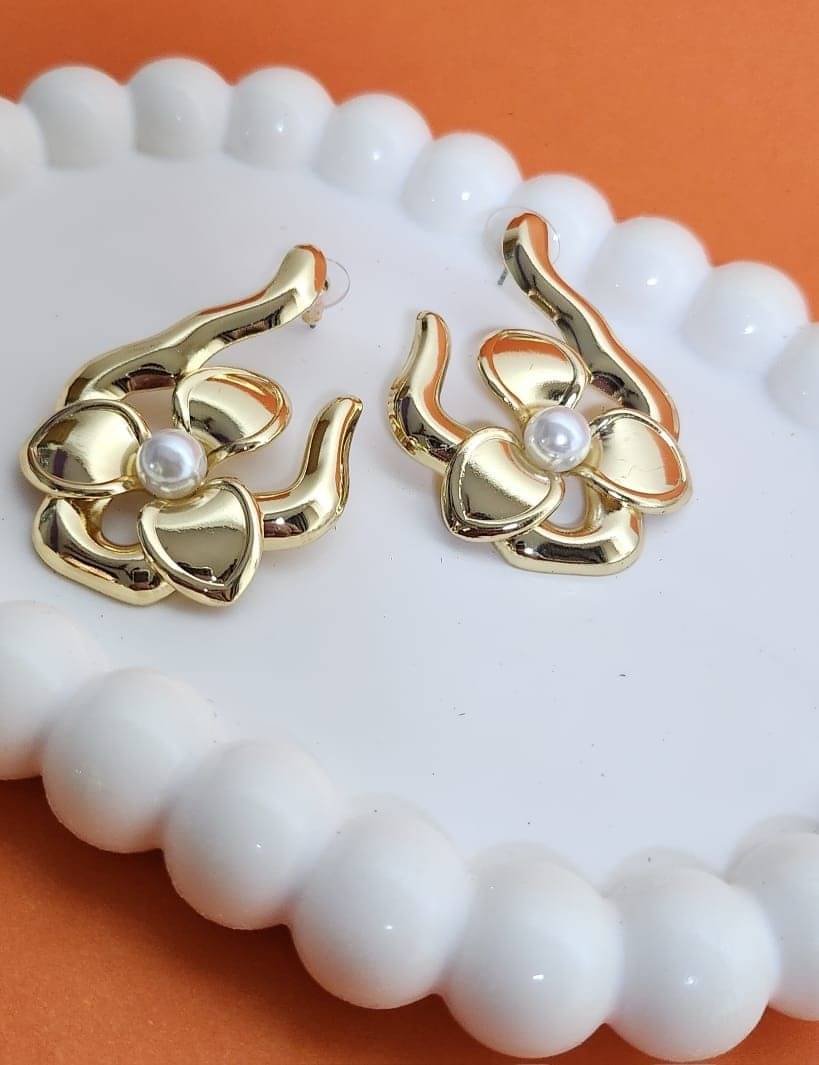     			Piu Jewels Golden Drop Earrings ( Pack of 1 )