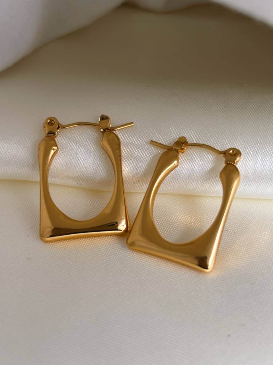     			Yugosmile Gold Stud Earrings ( Pack of 1 )