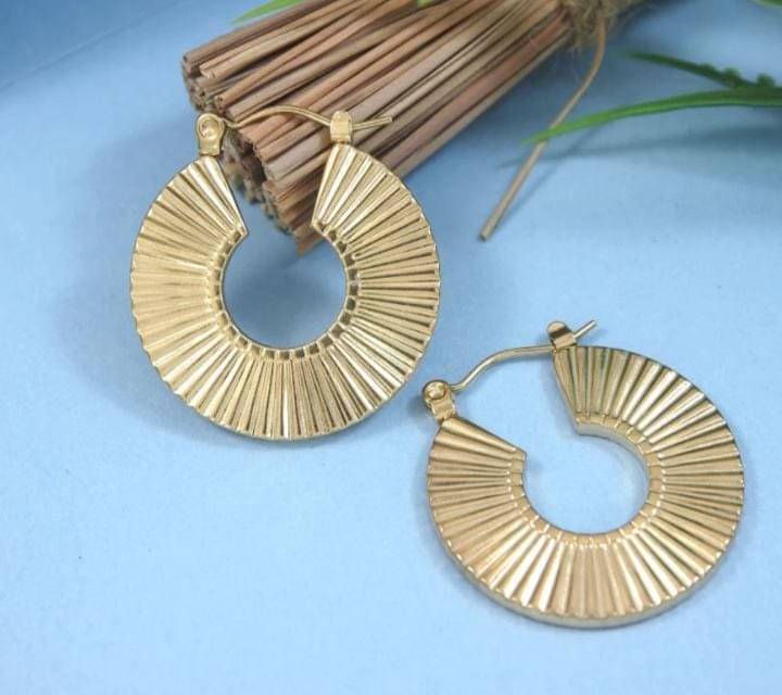     			Yugosmile Gold Stud Earrings ( Pack of 1 )