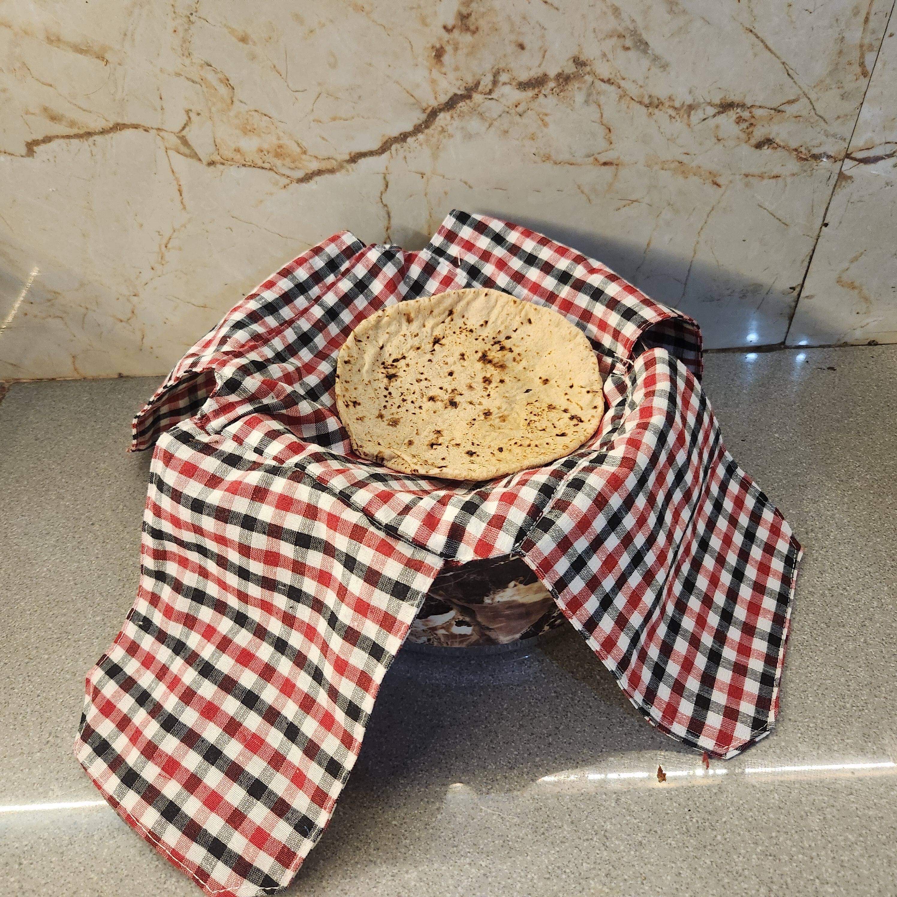     			Cotton Double Layer Roti Clothes Wrap with Flaps, Cotton Cloth for Chapati Striped Roti Square Disk Cover (Red, 1)