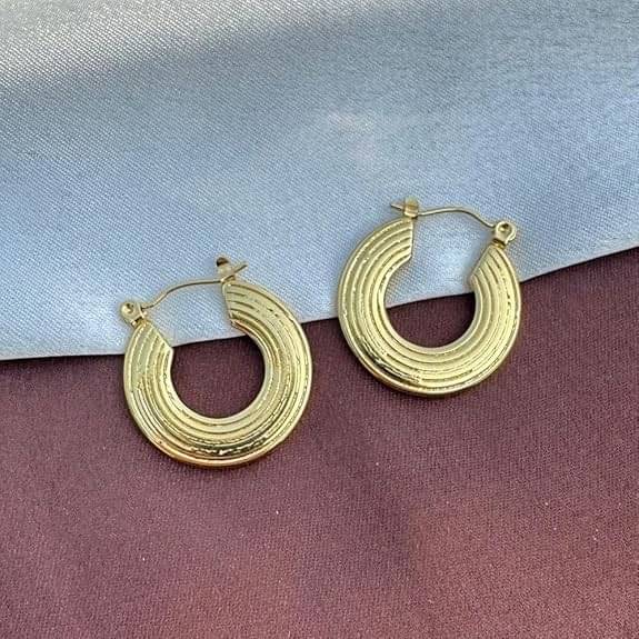     			Flauri Golden Hoops Earrings ( Pack of 1 )