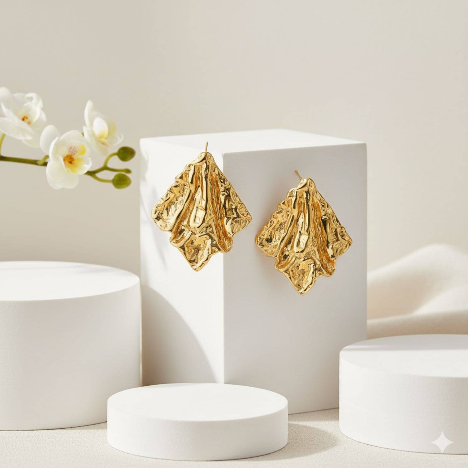     			Flauri Golden Stud Earrings ( Pack of 1 )