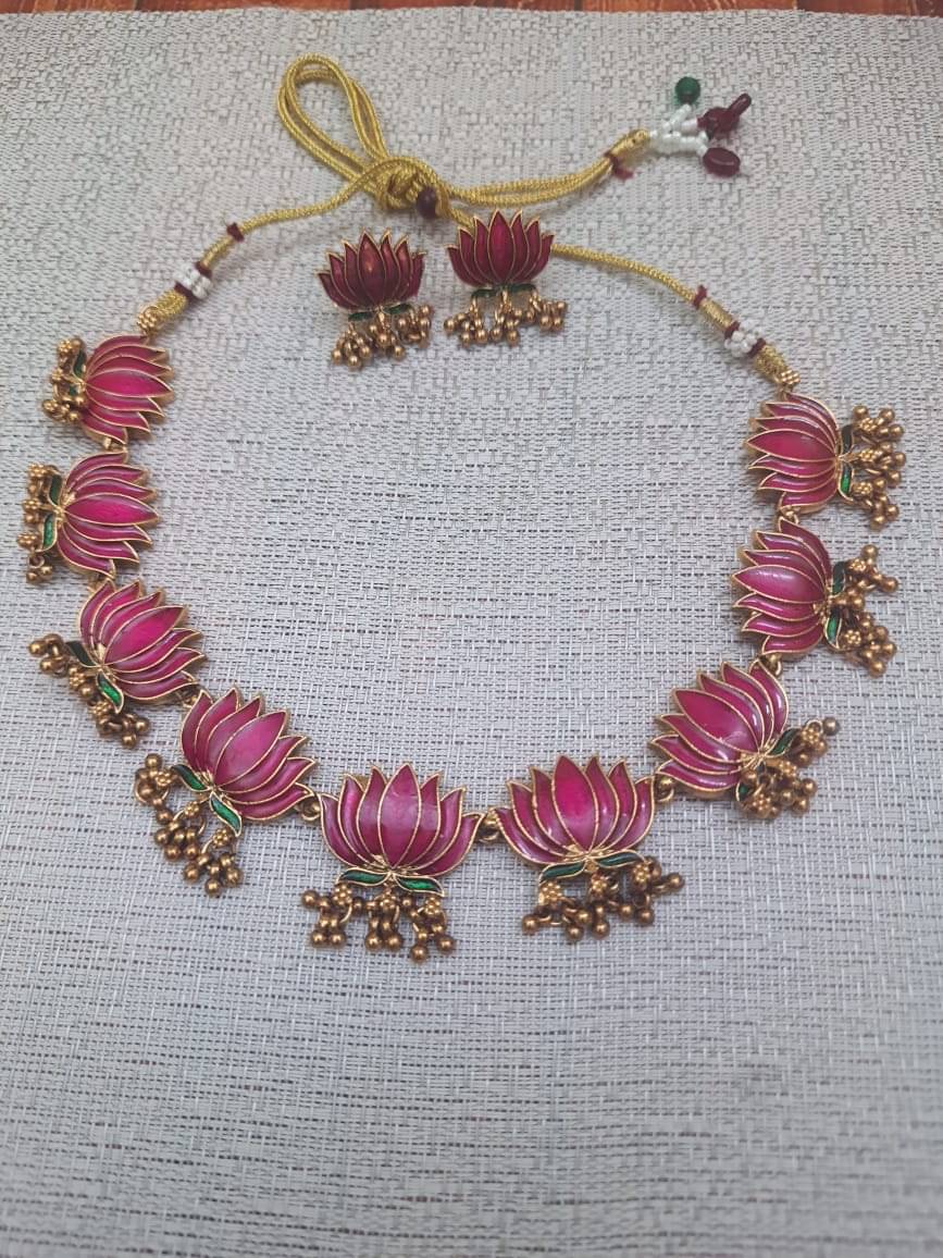     			Gold Covering and Fancy Jewellery Golden Brass Necklace Set ( Pack of 1 )