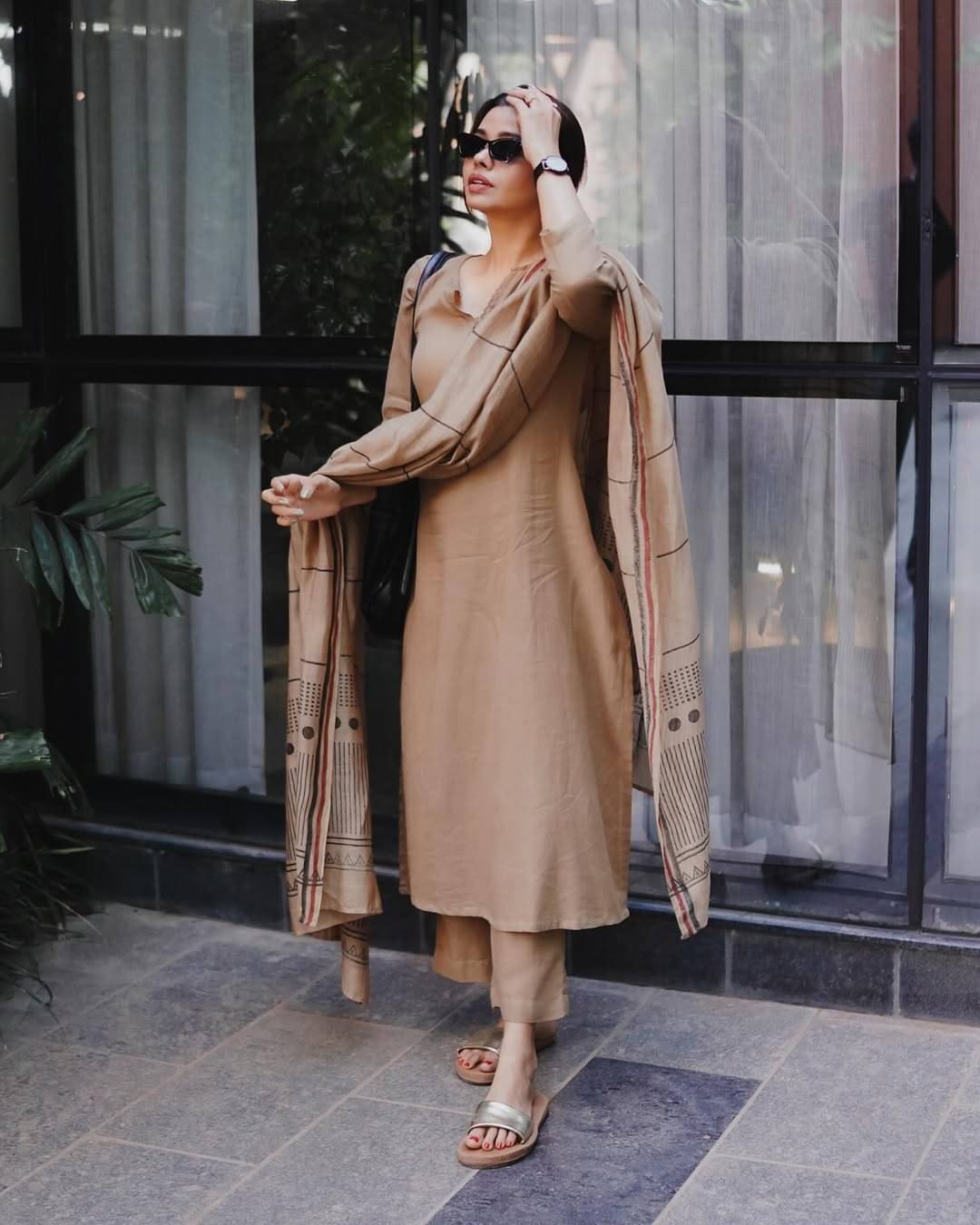     			HELWIN DESINGER Women Rayon Solid Straight Kurti With Pants ( Tan )