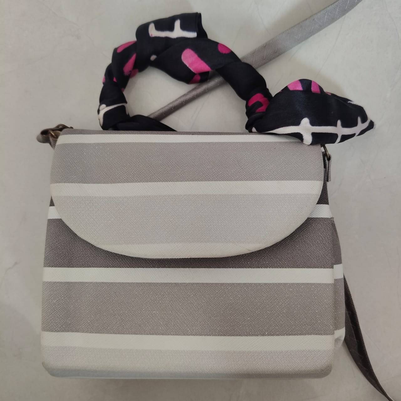     			Nelartndesign Sling Bag Faux Leather Set of 1 ( Black,White )