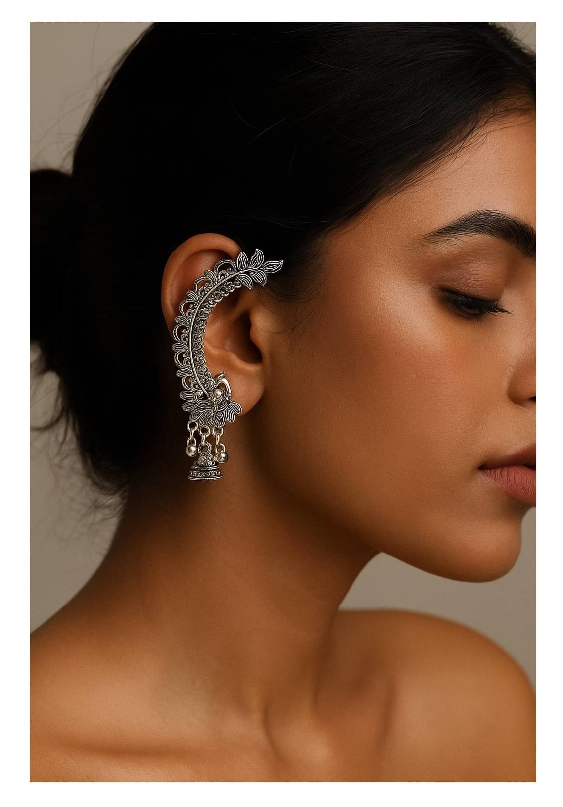     			O'MINE Silver EarCuff Earrings ( Pack of 1 )