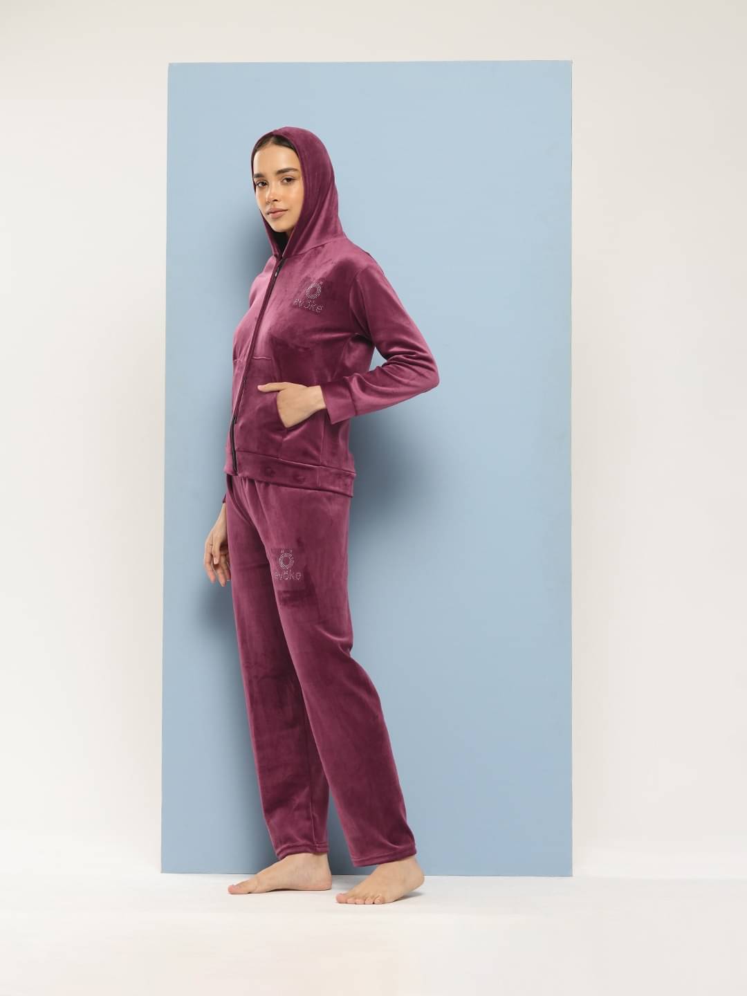     			Aarika Women Solid Sweatshirt With Trousers Co-Ord Set ( Maroon )