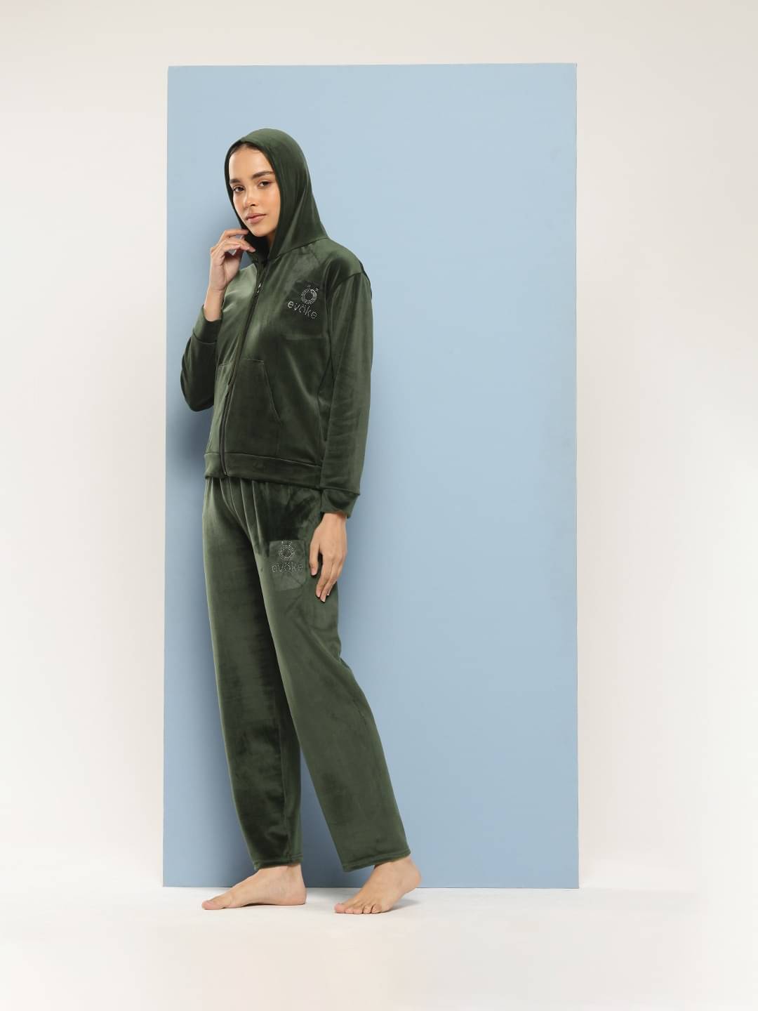     			Aarika Women Solid Sweatshirt With Trousers Co-Ord Set ( Green )