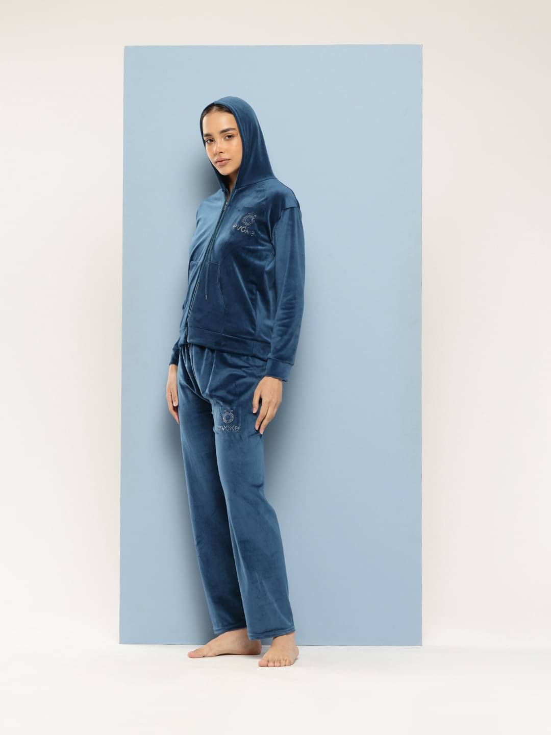     			Aarika Women Solid Sweatshirt With Trousers Co-Ord Set ( Blue )