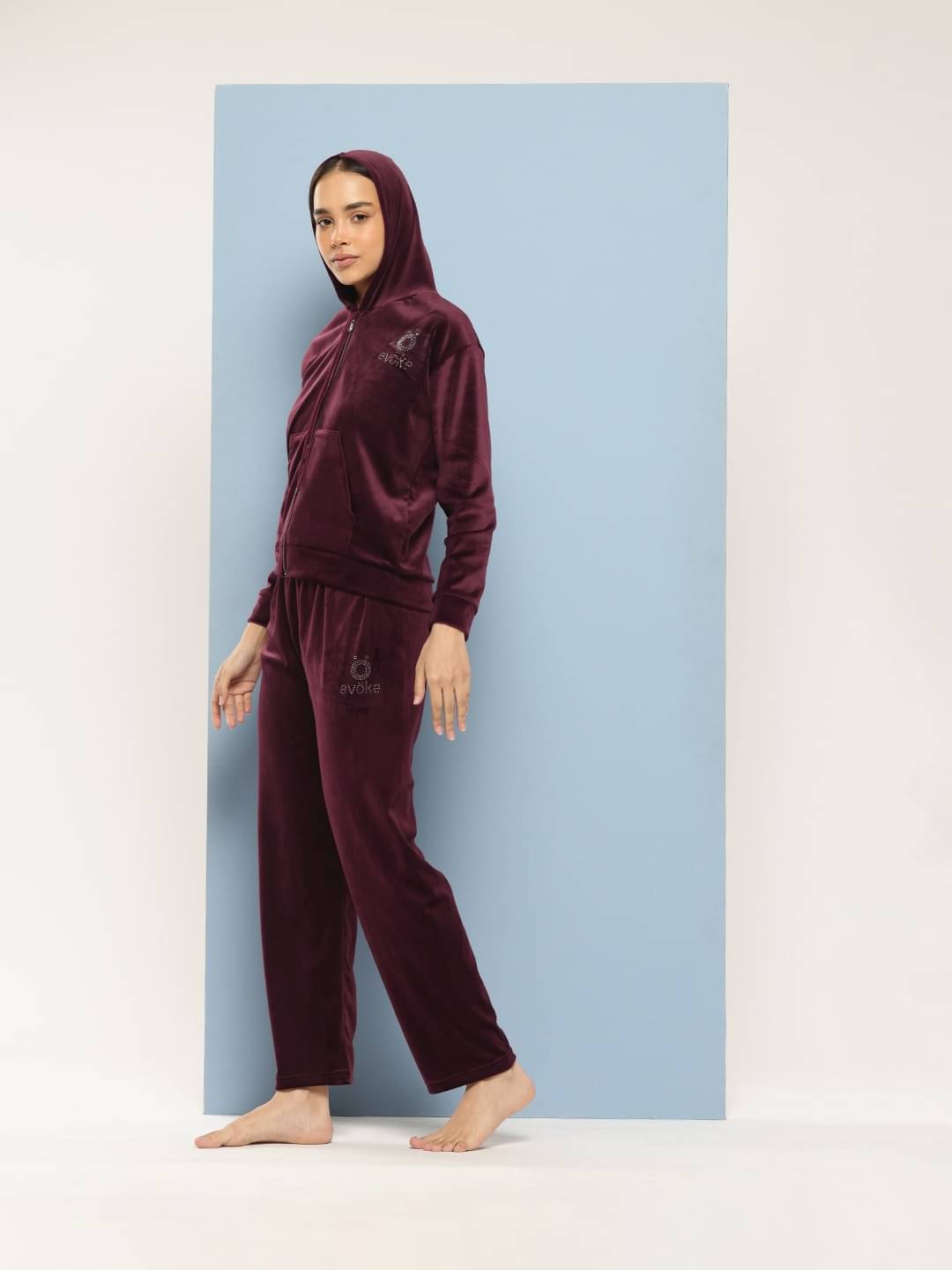     			Aarika Women Solid Sweatshirt With Trousers Co-Ord Set ( Wine )